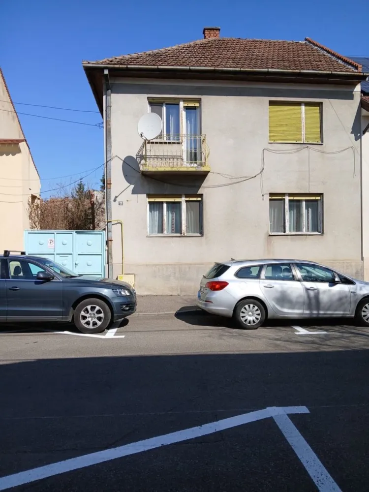 BRASADAS vinde casa cu 4 cam teren 360mp zona ULTRACENTRALĂ. - Agenția imobiliara BRASADAS vinde casa cu etaj ultracentrala 4 camere, 2 bai, terasa, cu suprafața 130 mp. Garaj 24 mp.Teren în suprafață de 363 mp. cu front de 11 m la 2 străzi. Pentru mai multe oferte accesați www.brasadas.com. }}