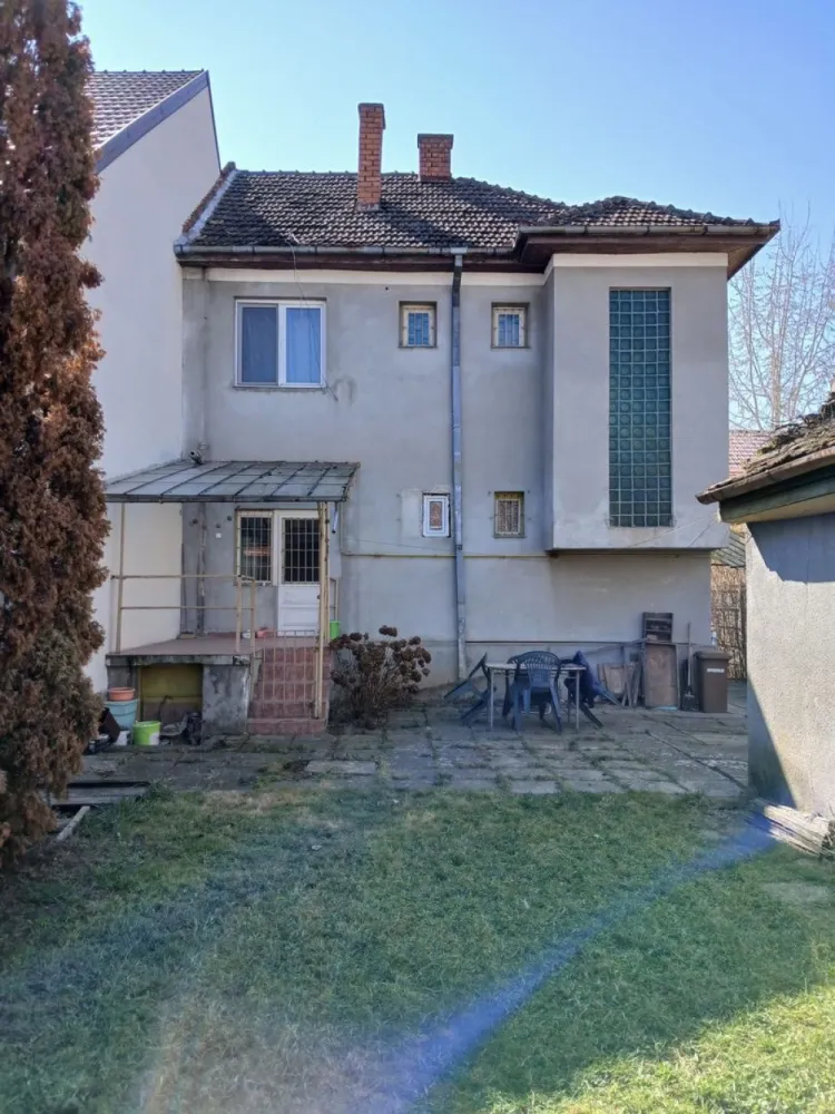 BRASADAS vinde casa cu 4 cam teren 360mp zona ULTRACENTRALĂ. - Agenția imobiliara BRASADAS vinde casa cu etaj ultracentrala 4 camere, 2 bai, terasa, cu suprafața 130 mp. Garaj 24 mp.Teren în suprafață de 363 mp. cu front de 11 m la 2 străzi. Pentru mai multe oferte accesați www.brasadas.com. }}