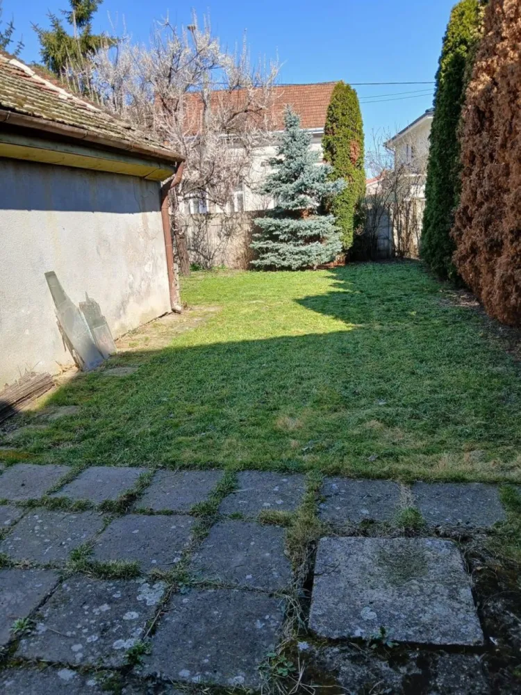 BRASADAS vinde casa cu 4 cam teren 360mp zona ULTRACENTRALĂ. - Agenția imobiliara BRASADAS vinde casa cu etaj ultracentrala 4 camere, 2 bai, terasa, cu suprafața 130 mp. Garaj 24 mp.Teren în suprafață de 363 mp. cu front de 11 m la 2 străzi. Pentru mai multe oferte accesați www.brasadas.com. }}