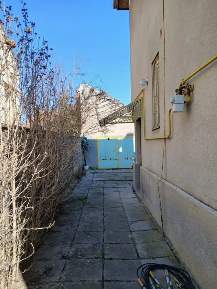 BRASADAS vinde casa cu 4 cam teren 360mp zona ULTRACENTRALĂ. - Agenția imobiliara BRASADAS vinde casa cu etaj ultracentrala 4 camere, 2 bai, terasa, cu suprafața 130 mp. Garaj 24 mp.Teren în suprafață de 363 mp. cu front de 11 m la 2 străzi. Pentru mai multe oferte accesați www.brasadas.com. }}