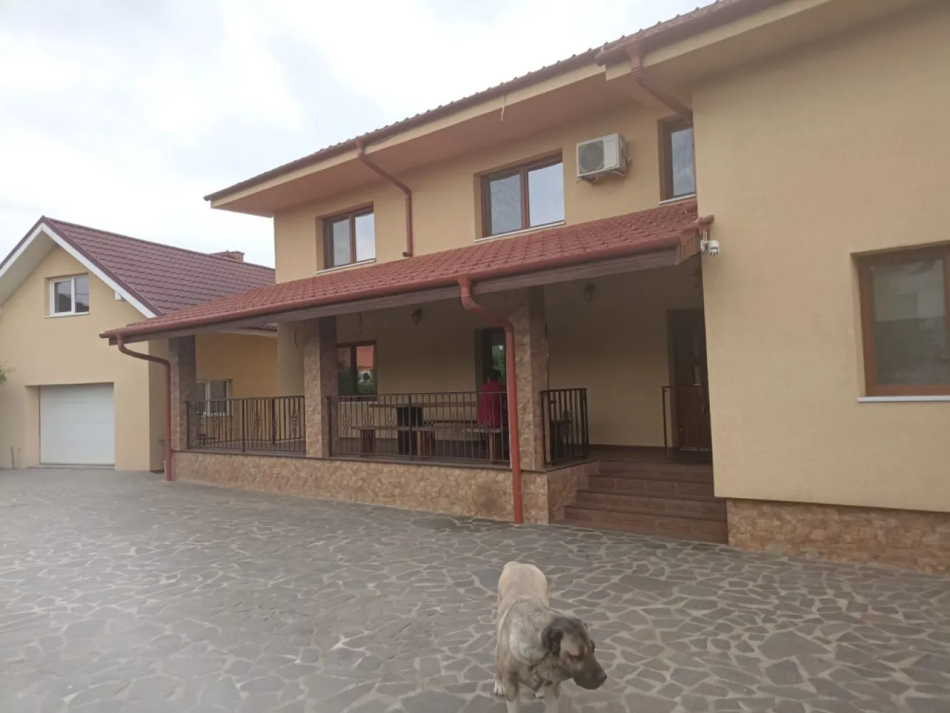 BRASADAS vinde casa NOUA 4 cam 6.5 ari. - Agenția imobiliara BRASADAS vinde casa individuala cu 6 camere si teren aferent 650mp construcție 2010. Www.brasadas.com. }}