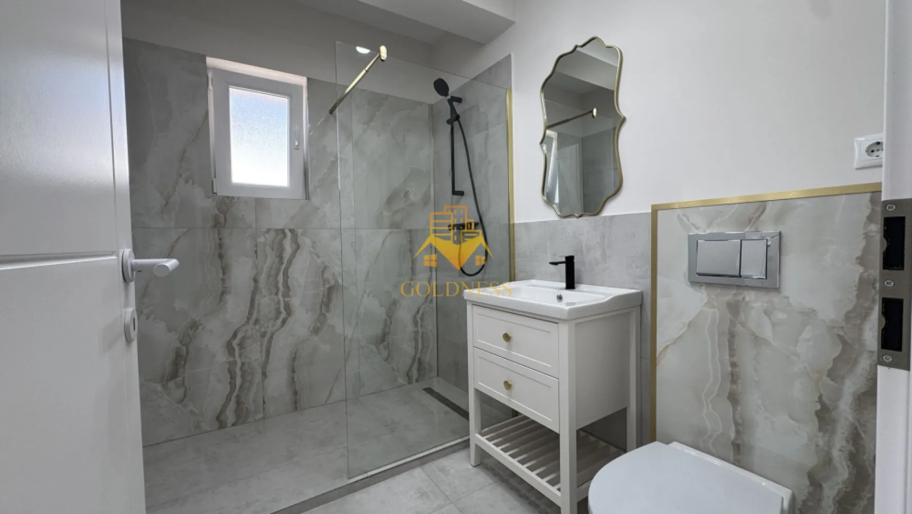 3 camere, Premium, bloc nou, parcare, bloc nou, Urusagului, Zona Profi - GOLDNESS Imobiliare vă propune spre închiriere un apartament cu 3 camere complet mobilat și utilat, la etajul 2 într-un imobil de 3 etaje, în Floresti.
Dispune de loc de parcare subterana inclusa in pret!
Se află în apropierea stațiilor de transport în comun, magazine, restaurante, spații verzi, farmacii, etc. 

Apartamentul este compartimentat astfel:
 - dormitor cu pat matrimonial, dressing, noptiere
 - dormitor care se mobileaza la cere
 - living cu bucatarie open space complet utilată și mobilată, canapea extensibilă, loc de servit masa 
 - baie cu cabina de dus, calorifer port prosop și dulap pentru depozitare.
 - balcon de 4 mp.

Imobilul este dotat cu toate cele necesare- centrală proprie, frigider, plita electrica, hotă, mașină de spălat haine, etc. 

Dacă sunteți interesați de acest apartament și doriți să îl vizionați, dar și pentru alte oferte nu ezitați să ne contactați telefonic sau prin e-mail. Vă stăm la dispoziție!

Pentru intermediere se percepe un comision de 50% din prețul chiriei!