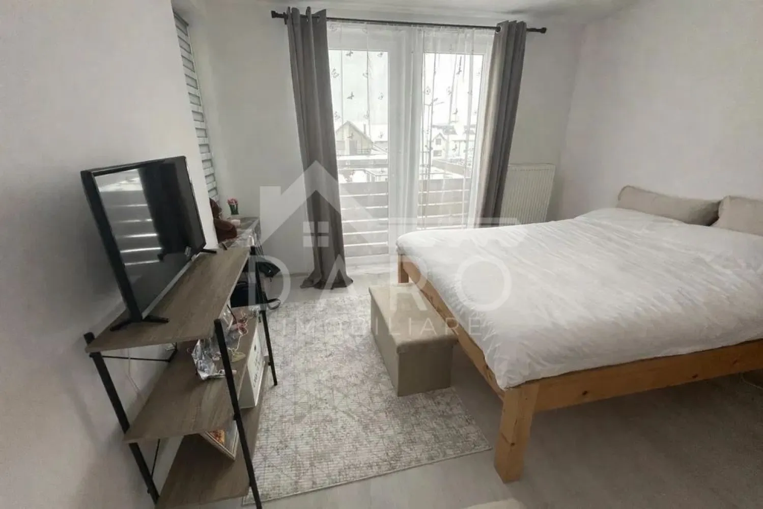 🏡 Apartament 2 camere de închiriat – AMA Residence | Unirii | Parcare - 🏡 Apartament 2 camere de închiriat – AMA Residence | Unirii | Parcare privată | 370 €/lună Se oferă spre închiriere un apartament modern cu 2 camere decomandate, situat la intrarea în cartierul Unirii, în complexul rezidențial AMA Residence, într-un bloc construit în 2020. 💶 Chirie: 370 €/lună 📅 Disponibil din: 1 Martie 🚗 Loc de parcare în curtea privată a blocului 📄 Închiriere pe termen lung 💰 Se solicită garanție 🚫 Nu se acceptă animale de companie Dotări și caracteristici: ✔ Complet mobilat și utilat ✔ Centrală termică proprie ✔ Costuri reduse de întreținere ✔ Compartimentare decomandată Electrocasnice incluse: Frigider Mașină de spălat rufe Cuptor electric Cuptor cu microunde Plită + hotă Avantaje locație: 📍 Zonă liniștită și aerisită 📍 Aproape de mijloace de transport 📍 Magazine și piață în apropiere 📍 Acces rapid către oraș 💎 Ideal pentru persoane serioase care caută confort, liniște și un apartament într-un bloc nou. 🤝 Proprietate promovată prin DARO Imobiliare 💳 Vrei ca în viitor să ai propria locuință? Prin Kiwi Finance beneficiezi de: ✔ analiză GRATUITĂ a eligibilității ✔ oferte de la peste 12 bănci ✔ negocierea dobânzii ✔ suport complet până la semnare 📞 Detalii și vizionări: Coman Maria – DARO Imobiliare & Kiwi Finance 📱 0714 / 0783 🔑 DARO Imobiliare – găsim locuința potrivită. 💳 Kiwi Finance – obținem creditul pentru a o cumpăra. }}