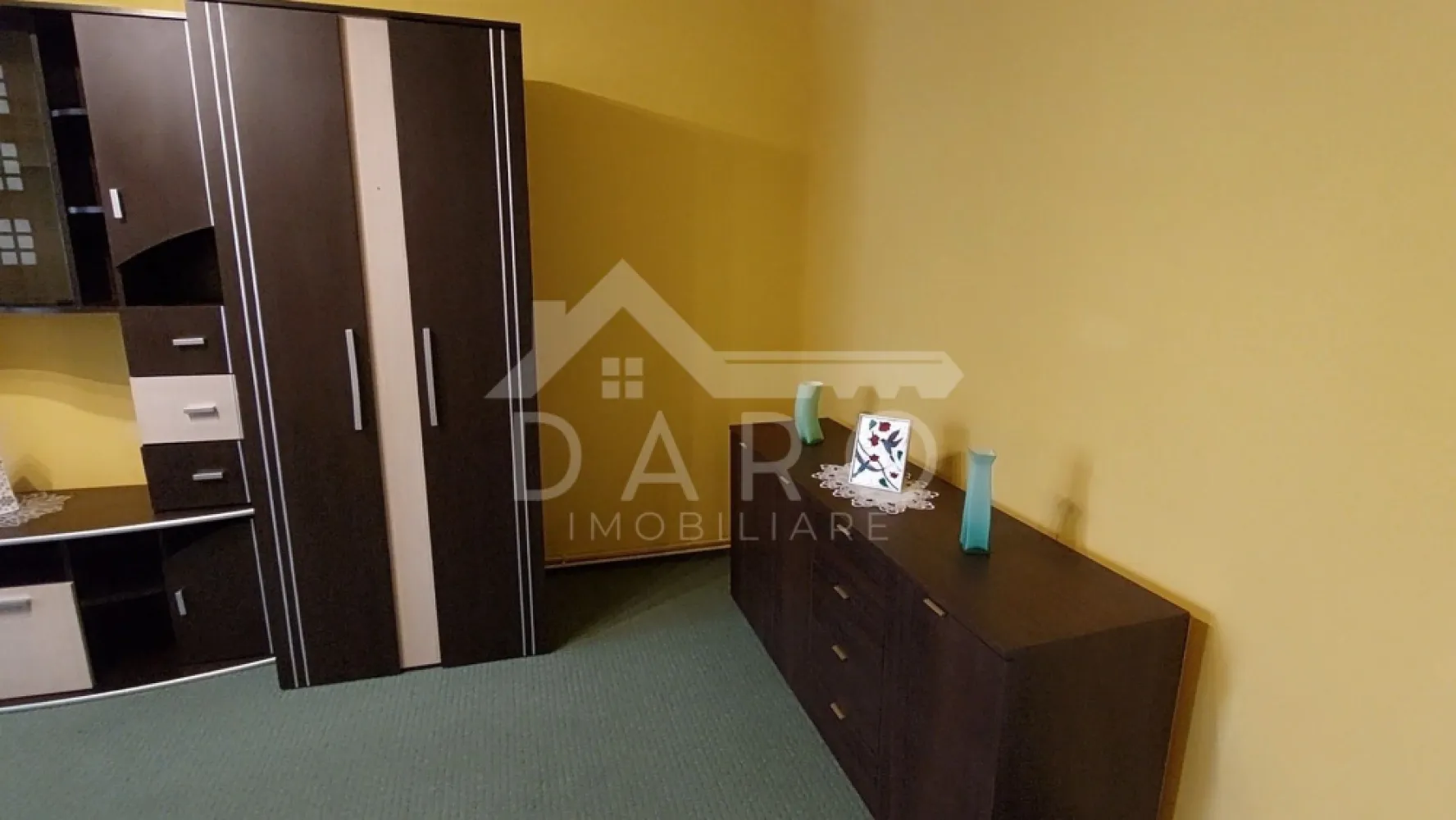 🏡 Apartament 2 camere de vânzare – Zona Fortuna | Etaj 2 | 98.000 € - 🏡 Apartament 2 camere de vânzare – Zona Fortuna | Etaj 2 | 98.000 € Se oferă spre vânzare un apartament cu 2 camere, confort 1, situat la etajul 2, într-un bloc izolat termic, în zona Fortuna, foarte bine conectată la toate facilitățile orașului. 💶 Preț: 98.000 € negociabil Caracteristici principale: ✔ Confort 1 ✔ Apartament de mijloc – costuri reduse la încălzire ✔ Bloc izolat termic ✔ Etaj intermediar (2) – ideal pentru locuire Compartimentare: ✔ Living ✔ Dormitor ✔ Bucătărie ✔ Baie ✔ 2 balcoane: unul închis unul deschis Avantaje locație: 📍 La doar 3 minute de: Stația Fortuna Darina Palas Școala Nr. 20 📍 Aproape de magazine, transport în comun și alte puncte de interes 📍 Zonă foarte căutată, ideală pentru locuit sau investiție 💎 O alegere excelentă pentru cei care caută confort, poziție bună și costuri reduse de întreținere. 🤝 Proprietate promovată prin DARO Imobiliare 💳 Vrei să cumperi prin credit? Prin Kiwi Finance beneficiezi de: ✔ analiză GRATUITĂ a eligibilității ✔ acces la oferte de la peste 12 bănci ✔ negocierea dobânzii în favoarea ta ✔ suport complet până la semnarea contractului 📞 Detalii și vizionări: Coman Maria – DARO Imobiliare & Kiwi Finance 📱 0749 535 729 🔑 DARO Imobiliare – găsim proprietatea potrivită. 💳 Kiwi Finance – obținem creditul pentru a o cumpăra. }}