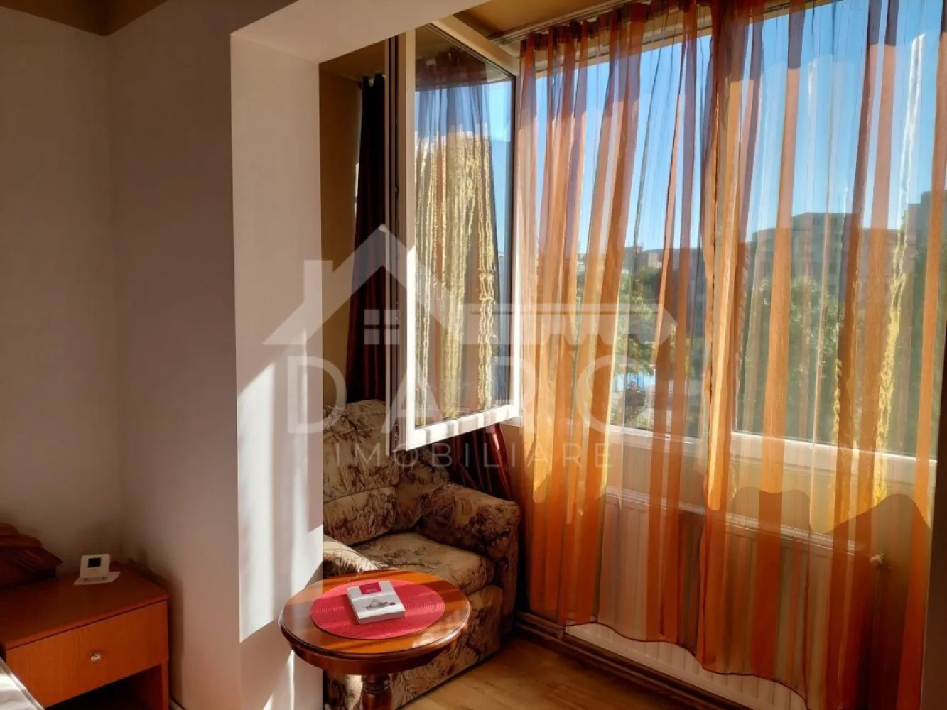 🏡 Apartament 2 camere de vânzare – Zona Fortuna | Etaj 2 | 98.000 € - 🏡 Apartament 2 camere de vânzare – Zona Fortuna | Etaj 2 | 98.000 € Se oferă spre vânzare un apartament cu 2 camere, confort 1, situat la etajul 2, într-un bloc izolat termic, în zona Fortuna, foarte bine conectată la toate facilitățile orașului. 💶 Preț: 98.000 € negociabil Caracteristici principale: ✔ Confort 1 ✔ Apartament de mijloc – costuri reduse la încălzire ✔ Bloc izolat termic ✔ Etaj intermediar (2) – ideal pentru locuire Compartimentare: ✔ Living ✔ Dormitor ✔ Bucătărie ✔ Baie ✔ 2 balcoane: unul închis unul deschis Avantaje locație: 📍 La doar 3 minute de: Stația Fortuna Darina Palas Școala Nr. 20 📍 Aproape de magazine, transport în comun și alte puncte de interes 📍 Zonă foarte căutată, ideală pentru locuit sau investiție 💎 O alegere excelentă pentru cei care caută confort, poziție bună și costuri reduse de întreținere. 🤝 Proprietate promovată prin DARO Imobiliare 💳 Vrei să cumperi prin credit? Prin Kiwi Finance beneficiezi de: ✔ analiză GRATUITĂ a eligibilității ✔ acces la oferte de la peste 12 bănci ✔ negocierea dobânzii în favoarea ta ✔ suport complet până la semnarea contractului 📞 Detalii și vizionări: Coman Maria – DARO Imobiliare & Kiwi Finance 📱 0749 535 729 🔑 DARO Imobiliare – găsim proprietatea potrivită. 💳 Kiwi Finance – obținem creditul pentru a o cumpăra. }}