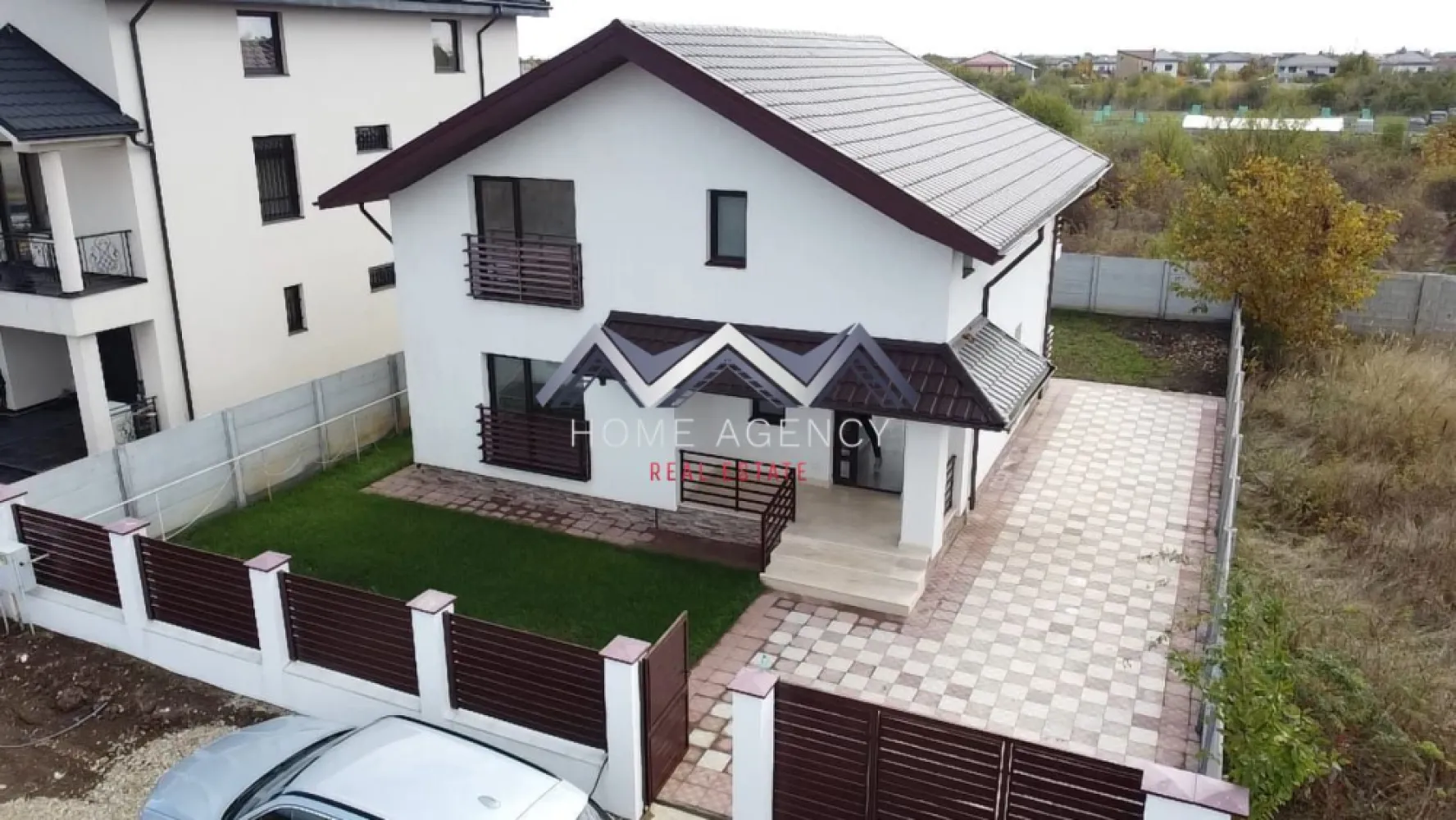 Casă individuală de vânzare Balotești - Vă propunem, spre vânzare, o casă individuală P+1, amplasată în Balotești, într-o zonă liniștită și aerisită, aflată în plină dezvoltare, cu acces facil către DN1, Aeroportul Otopeni și complexul Therme. Proprietatea se remarcă prin compartimentarea practică, camerele spațioase și luminoase, precum și prin calitatea construcției, concepută pentru confortul unei familii moderne. Construită integral din cărămidă, cu izolație exterioară și interioară și acoperiș din tablă, casa dispune de o suprafață utilă de 114 mp și o amprentă la sol de 90 mp, pe un teren de 400 mp. Curtea liberă de aproximativ 320 mp este complet împrejmuită, oferind intimitate și un cadru plăcut pentru relaxare. La parter găsim un living generos, cu ferestre mari ce permit luminii naturale să pătrundă pe tot parcursul zilei și cu acces direct spre grădină. Bucătăria este închisă cu pereți de sticlă, oferind un efect elegant și modern, separând zona de gătit de spațiul de zi fără a diminua luminozitatea. Tot aici regăsim un dormitor spațios, potrivit pentru oaspeți, birou sau cameră de hobby, și o baie mare, cu duș tip walk-in, amenajată modern. Etajul este destinat odihnei, oferind intimitate și confort. Dormitorul matrimonial se remarcă prin dimensiunile generoase, accesul spre balconul propriu, o zonă de dressing și o baie proprie dotată cu cadă. Celelalte două dormitoare sunt luminoase și bine proporționate, deservite de o baie comună, dotată cu duș walk-in. Din holul etajului se face accesul către pod, un spațiu extrem util pentru depozitare suplimentară. Finisajele sunt moderne și de bună calitate: ferestre PVC cu geam tripan pentru izolare termică și fonică, parchet laminat premium, pereți finisați cu vopsea lavabilă, faianță și gresie în tonuri neutre, ușă metalică la intrare și sistem de încălzire cu centrală proprie și calorifere. Casa se vinde nemobilată, oferind libertatea noilor proprietari de a o amenaja după propriul stil. Curtea este îngrijită, beneficiază de pavaj pe aleile de acces și zona de parcare, gazon amenajat și un foișor cu magazie, util atât pentru depozitare, cât și pentru activități în aer liber. Spațiul exterior este ușor de întreținut și oferă echilibrul între relaxare și utilitate, fiind potrivit pentru o familie. Proprietatea se distinge prin camerele sale ample și luminoase, compartimentarea echilibrată și liniștea zonei, fiind o alegere potrivită pentru cei care își doresc o locuință nouă, confortabilă și bine construită, la doar câteva minute de Nordul Capitalei. Contactează-ne pentru mai multe detalii și pentru programarea unei vizionări. }}