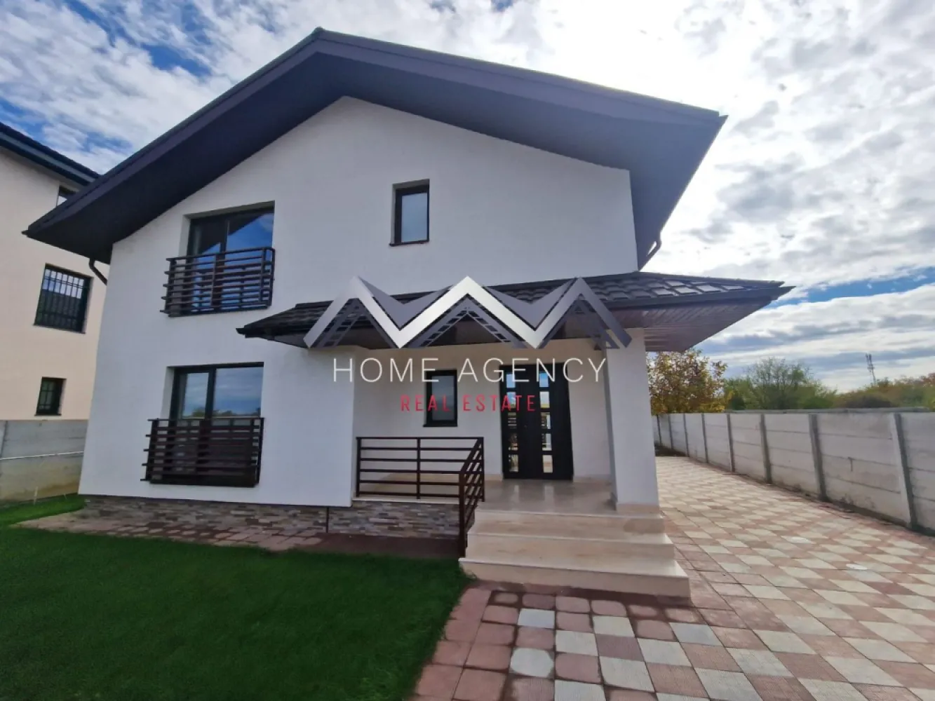 Casă individuală de vânzare Balotești - Vă propunem, spre vânzare, o casă individuală P+1, amplasată în Balotești, într-o zonă liniștită și aerisită, aflată în plină dezvoltare, cu acces facil către DN1, Aeroportul Otopeni și complexul Therme. Proprietatea se remarcă prin compartimentarea practică, camerele spațioase și luminoase, precum și prin calitatea construcției, concepută pentru confortul unei familii moderne. Construită integral din cărămidă, cu izolație exterioară și interioară și acoperiș din tablă, casa dispune de o suprafață utilă de 114 mp și o amprentă la sol de 90 mp, pe un teren de 400 mp. Curtea liberă de aproximativ 320 mp este complet împrejmuită, oferind intimitate și un cadru plăcut pentru relaxare. La parter găsim un living generos, cu ferestre mari ce permit luminii naturale să pătrundă pe tot parcursul zilei și cu acces direct spre grădină. Bucătăria este închisă cu pereți de sticlă, oferind un efect elegant și modern, separând zona de gătit de spațiul de zi fără a diminua luminozitatea. Tot aici regăsim un dormitor spațios, potrivit pentru oaspeți, birou sau cameră de hobby, și o baie mare, cu duș tip walk-in, amenajată modern. Etajul este destinat odihnei, oferind intimitate și confort. Dormitorul matrimonial se remarcă prin dimensiunile generoase, accesul spre balconul propriu, o zonă de dressing și o baie proprie dotată cu cadă. Celelalte două dormitoare sunt luminoase și bine proporționate, deservite de o baie comună, dotată cu duș walk-in. Din holul etajului se face accesul către pod, un spațiu extrem util pentru depozitare suplimentară. Finisajele sunt moderne și de bună calitate: ferestre PVC cu geam tripan pentru izolare termică și fonică, parchet laminat premium, pereți finisați cu vopsea lavabilă, faianță și gresie în tonuri neutre, ușă metalică la intrare și sistem de încălzire cu centrală proprie și calorifere. Casa se vinde nemobilată, oferind libertatea noilor proprietari de a o amenaja după propriul stil. Curtea este îngrijită, beneficiază de pavaj pe aleile de acces și zona de parcare, gazon amenajat și un foișor cu magazie, util atât pentru depozitare, cât și pentru activități în aer liber. Spațiul exterior este ușor de întreținut și oferă echilibrul între relaxare și utilitate, fiind potrivit pentru o familie. Proprietatea se distinge prin camerele sale ample și luminoase, compartimentarea echilibrată și liniștea zonei, fiind o alegere potrivită pentru cei care își doresc o locuință nouă, confortabilă și bine construită, la doar câteva minute de Nordul Capitalei. Contactează-ne pentru mai multe detalii și pentru programarea unei vizionări. }}