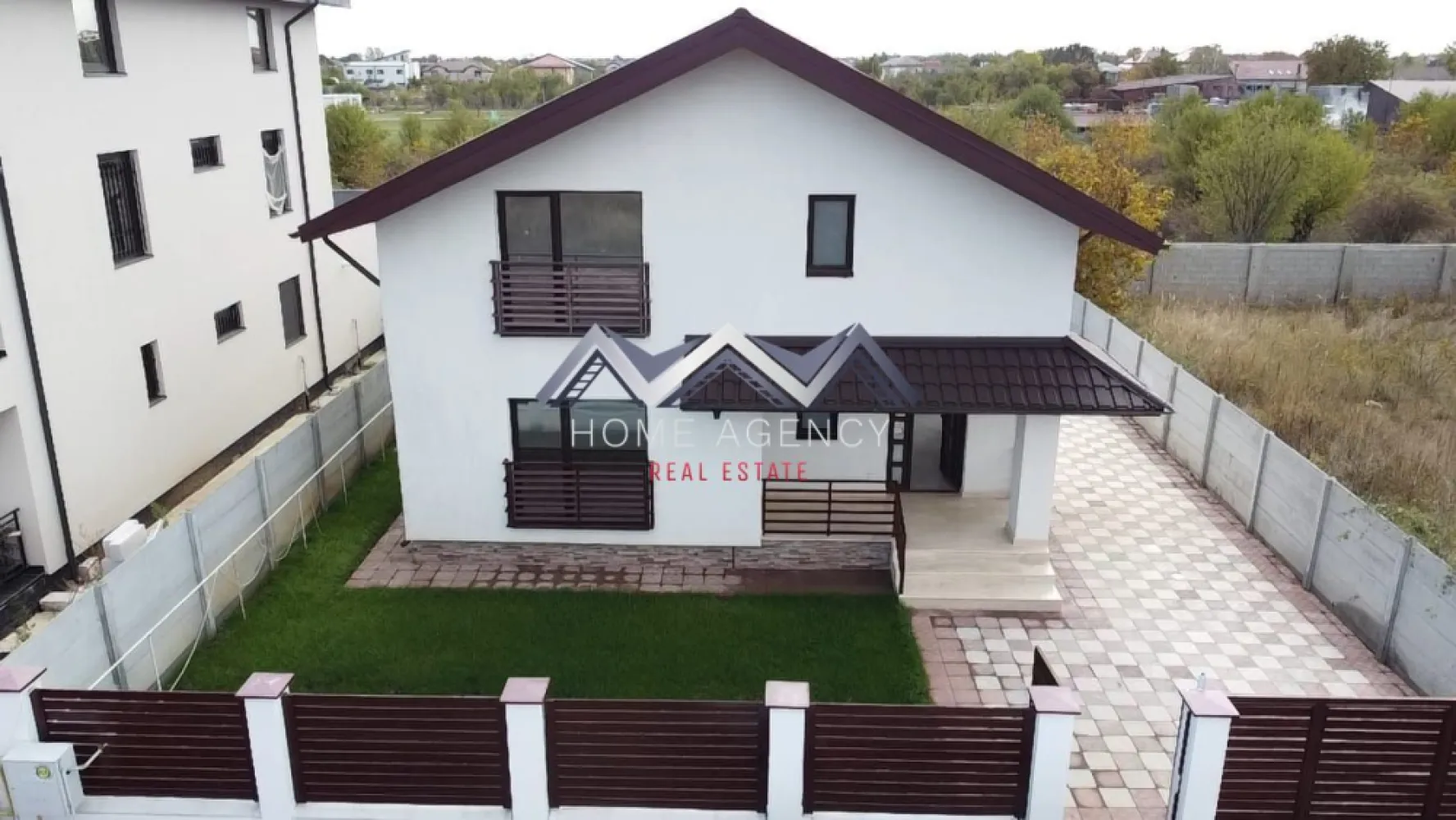 Casă individuală de vânzare Balotești - Vă propunem, spre vânzare, o casă individuală P+1, amplasată în Balotești, într-o zonă liniștită și aerisită, aflată în plină dezvoltare, cu acces facil către DN1, Aeroportul Otopeni și complexul Therme. Proprietatea se remarcă prin compartimentarea practică, camerele spațioase și luminoase, precum și prin calitatea construcției, concepută pentru confortul unei familii moderne. Construită integral din cărămidă, cu izolație exterioară și interioară și acoperiș din tablă, casa dispune de o suprafață utilă de 114 mp și o amprentă la sol de 90 mp, pe un teren de 400 mp. Curtea liberă de aproximativ 320 mp este complet împrejmuită, oferind intimitate și un cadru plăcut pentru relaxare. La parter găsim un living generos, cu ferestre mari ce permit luminii naturale să pătrundă pe tot parcursul zilei și cu acces direct spre grădină. Bucătăria este închisă cu pereți de sticlă, oferind un efect elegant și modern, separând zona de gătit de spațiul de zi fără a diminua luminozitatea. Tot aici regăsim un dormitor spațios, potrivit pentru oaspeți, birou sau cameră de hobby, și o baie mare, cu duș tip walk-in, amenajată modern. Etajul este destinat odihnei, oferind intimitate și confort. Dormitorul matrimonial se remarcă prin dimensiunile generoase, accesul spre balconul propriu, o zonă de dressing și o baie proprie dotată cu cadă. Celelalte două dormitoare sunt luminoase și bine proporționate, deservite de o baie comună, dotată cu duș walk-in. Din holul etajului se face accesul către pod, un spațiu extrem util pentru depozitare suplimentară. Finisajele sunt moderne și de bună calitate: ferestre PVC cu geam tripan pentru izolare termică și fonică, parchet laminat premium, pereți finisați cu vopsea lavabilă, faianță și gresie în tonuri neutre, ușă metalică la intrare și sistem de încălzire cu centrală proprie și calorifere. Casa se vinde nemobilată, oferind libertatea noilor proprietari de a o amenaja după propriul stil. Curtea este îngrijită, beneficiază de pavaj pe aleile de acces și zona de parcare, gazon amenajat și un foișor cu magazie, util atât pentru depozitare, cât și pentru activități în aer liber. Spațiul exterior este ușor de întreținut și oferă echilibrul între relaxare și utilitate, fiind potrivit pentru o familie. Proprietatea se distinge prin camerele sale ample și luminoase, compartimentarea echilibrată și liniștea zonei, fiind o alegere potrivită pentru cei care își doresc o locuință nouă, confortabilă și bine construită, la doar câteva minute de Nordul Capitalei. Contactează-ne pentru mai multe detalii și pentru programarea unei vizionări. }}