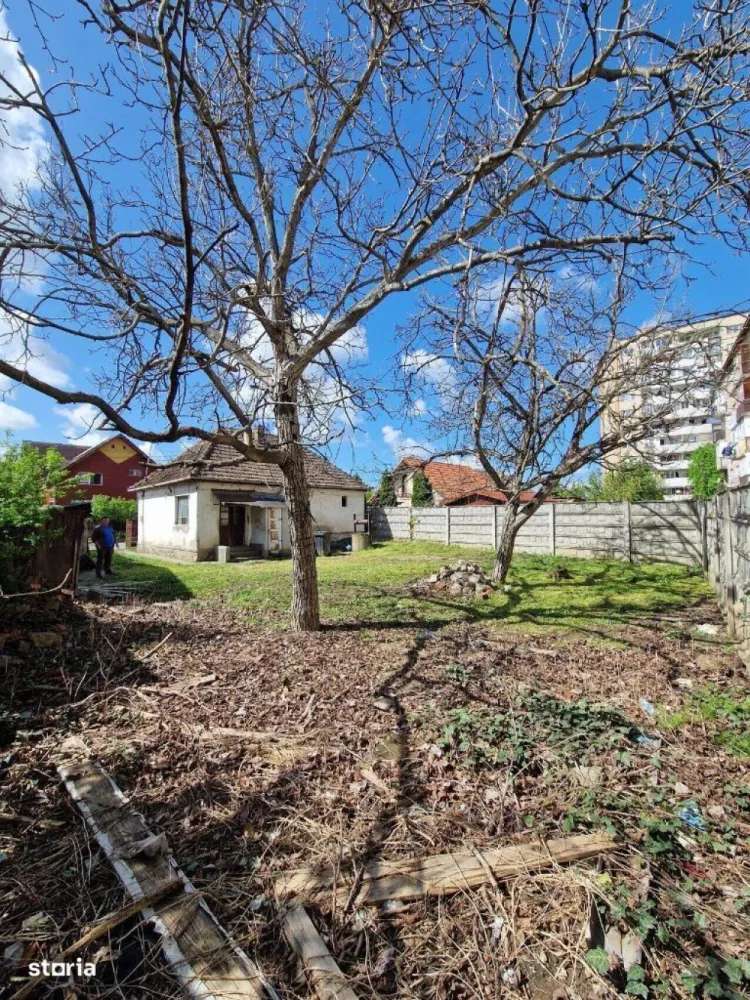 BRASADAS vinde casa cu teren 5 Ari zona Closca. - Agenția imobiliara BRASADAS vinde casa individuala in zona Closca. Investiție excelentă, posibilitate de a restaura casă existentă sau de a construi una sau două case independente noi pe terenul de 500mp. Aproape de toate serviciile principale:100m - Minimarket450m - Piața Someș500m - Spitalul Județean de Urgență600m - Supermarket Penny600m - Grădinița cu Program Prelungit700m - Școala Gimnazială1000m - Shopping City Satu Mare }}