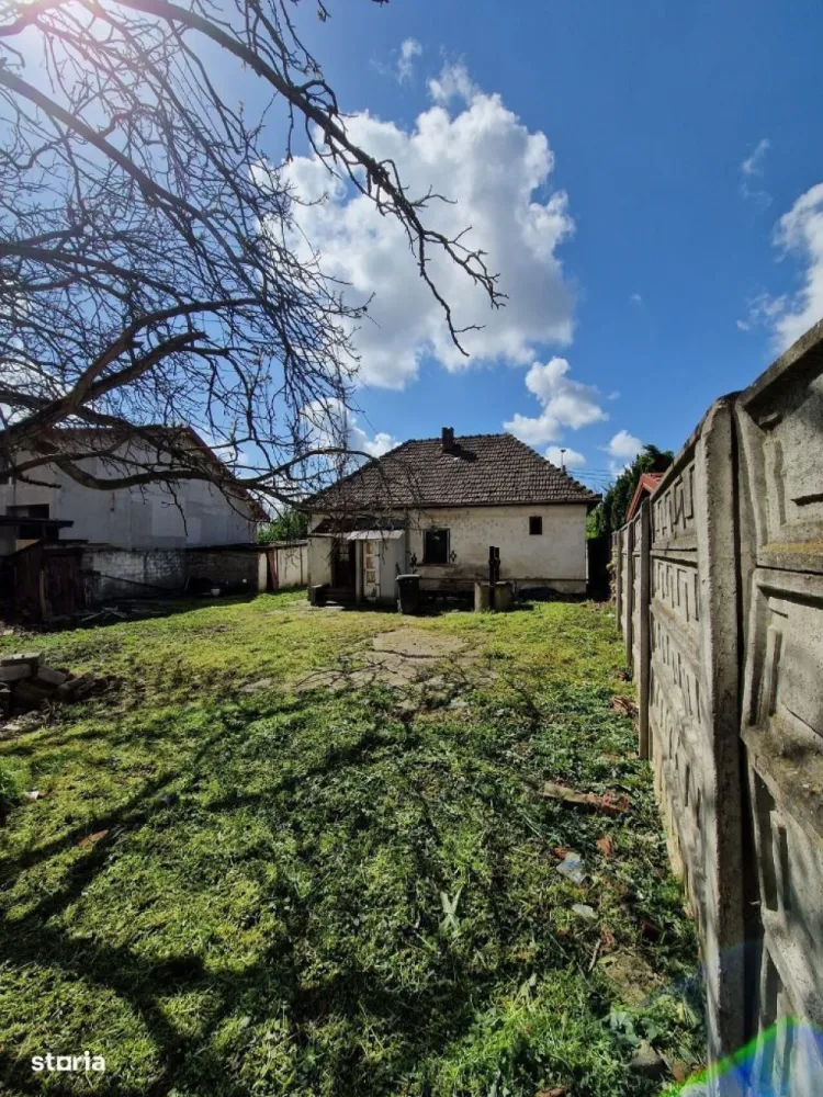 BRASADAS vinde casa cu teren 5 Ari zona Closca. - Agenția imobiliara BRASADAS vinde casa individuala in zona Closca. Investiție excelentă, posibilitate de a restaura casă existentă sau de a construi una sau două case independente noi pe terenul de 500mp. Aproape de toate serviciile principale:100m - Minimarket450m - Piața Someș500m - Spitalul Județean de Urgență600m - Supermarket Penny600m - Grădinița cu Program Prelungit700m - Școala Gimnazială1000m - Shopping City Satu Mare }}