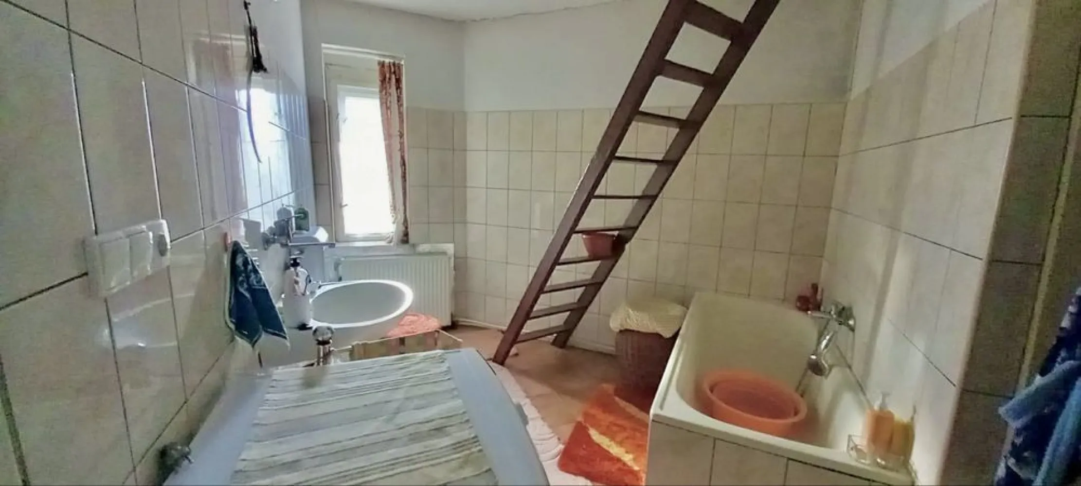 BRASADAS vinde casa in zona Titulescu / schimb apartament. - Agentia imobiliara BRASADAS vinde casa individuala cu 2 camere (25 mp + 20 mp) + bucătărie (15 mp) + baie (10 mp) + hol (mare) + curte proprie. Teren, 288 mp – suficient cât să te simți bine, dar nu atât de mare încât să-ți petreci tot weekendul cu curățenia și grădinăritul. Fără vecini gălăgioși, fără muzică tare până dimineață, fără certuri pentru parcare. Doar tu + familia ta, într-o zonă liniștită și totuși aproape de centrul orașului. Casa are nevoie de renovare, dar e o investiție bună, fiind relativ aproape de centru. Se accepta schimb cu apartament. www.brasadas.com. }}