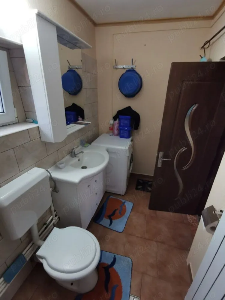 vand casa Satu Mare str spicului 3 cam placa de beton - vand casa 3 cam bucatarie hol mare din hol se intra in camere, baie si bucatarie ,actele sant in regula ,este placa de beton tavanu ,se poate mansarda . }}