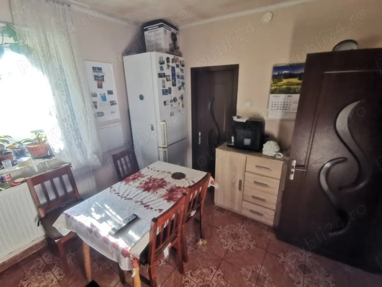 vand casa Satu Mare str spicului 3 cam placa de beton - vand casa 3 cam bucatarie hol mare din hol se intra in camere, baie si bucatarie ,actele sant in regula ,este placa de beton tavanu ,se poate mansarda . }}