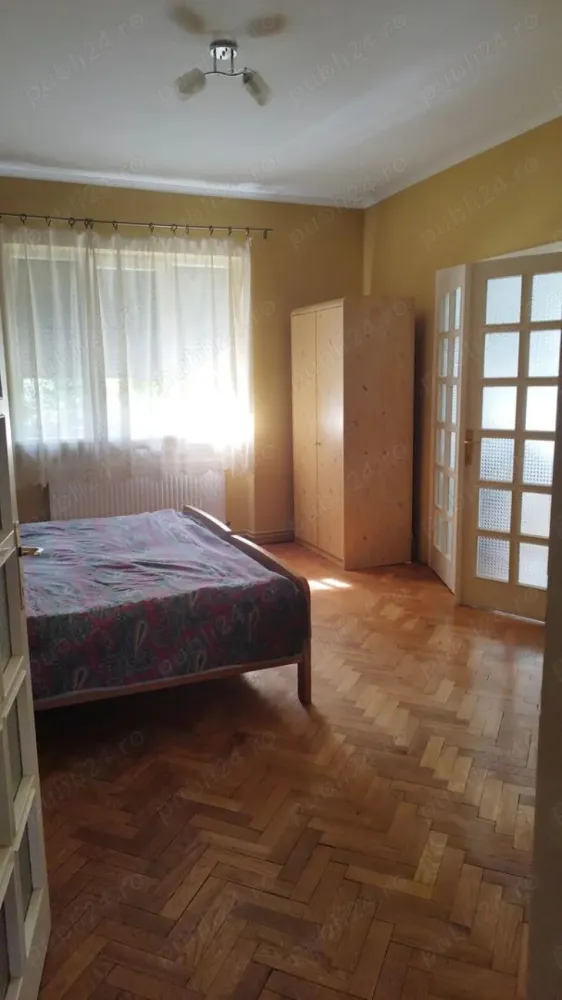 BRASADAS vinde casa cu fundație înaltă in zona 14 Mai. - Agentia Imobiliara BRASADAS vinde casa cu fundație înaltă, solidă din piatra și beton, cu 1 etaj în Satu Mare.(1 living, 3 dormitoare, 2 băi cu geam, 1 bucătărie, 1 cămară alimente mare cu fereastră, pivniță, curte proprie, centrală proprie, zona bună la 1 minut de farmacie, magazine, statia mijloc de transport în tot orașul). Se accepta schimb cu casă solidă, mai mică. Www.brasadas.com. }}