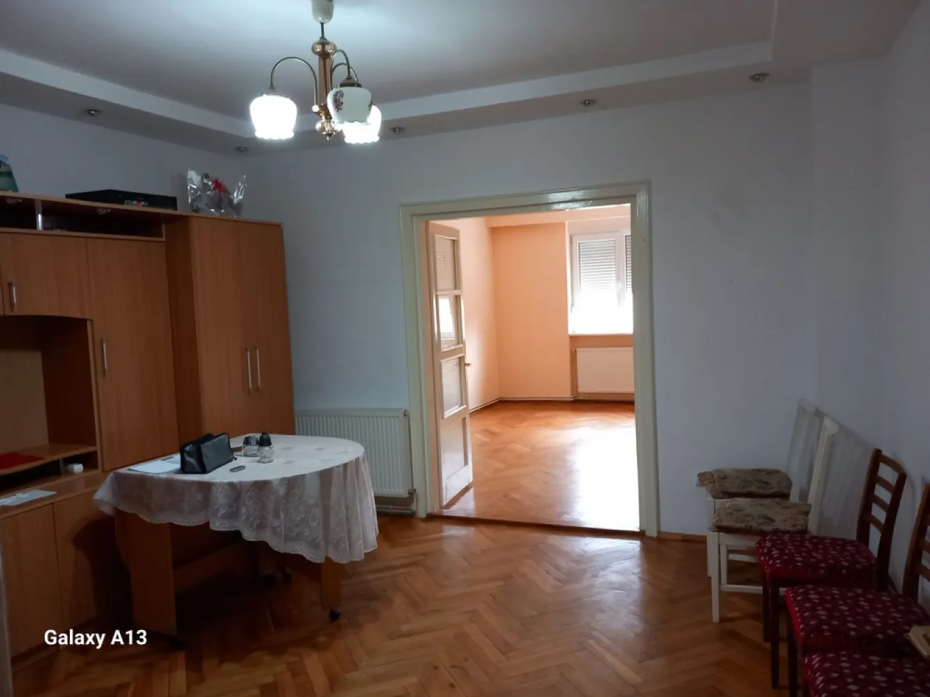 BRASADAS vinde casa 2 cam cu etaj 6 ari zona Bercu Rosu. - Agenția imobiliara BRASADAS vinde casa individuala cu etaj construita in 1977 si renovata in 2020 în zona Bercu Rosu cu 2 camere si 6 ari teren aferent. Garajul este la PARTER.