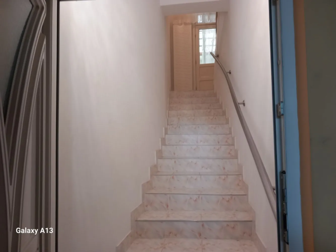 BRASADAS vinde casa 2 cam cu etaj 6 ari zona Bercu Rosu. - Agenția imobiliara BRASADAS vinde casa individuala cu etaj construita in 1977 si renovata in 2020 în zona Bercu Rosu cu 2 camere si 6 ari teren aferent. Garajul este la PARTER. }}