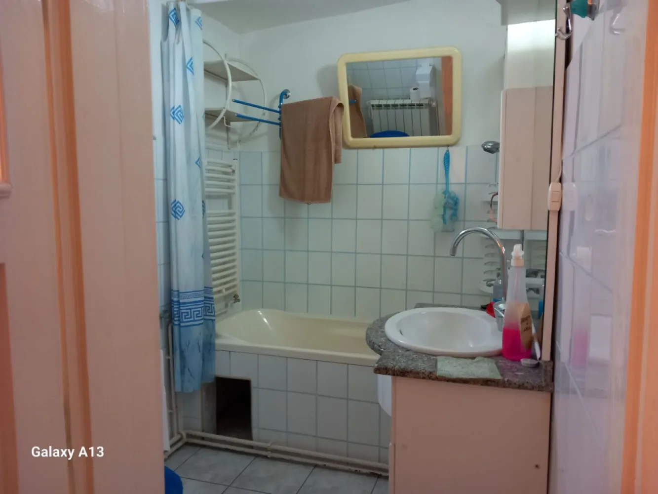 BRASADAS vinde casa 2 cam cu etaj 6 ari zona Bercu Rosu. - Agenția imobiliara BRASADAS vinde casa individuala cu etaj construita in 1977 si renovata in 2020 în zona Bercu Rosu cu 2 camere si 6 ari teren aferent. Garajul este la PARTER. }}