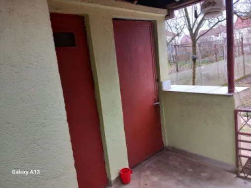 BRASADAS vinde casa 2 cam cu etaj 6 ari zona Bercu Rosu.