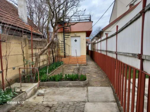 BRASADAS vinde casa 2 cam cu etaj 6 ari zona Bercu Rosu.