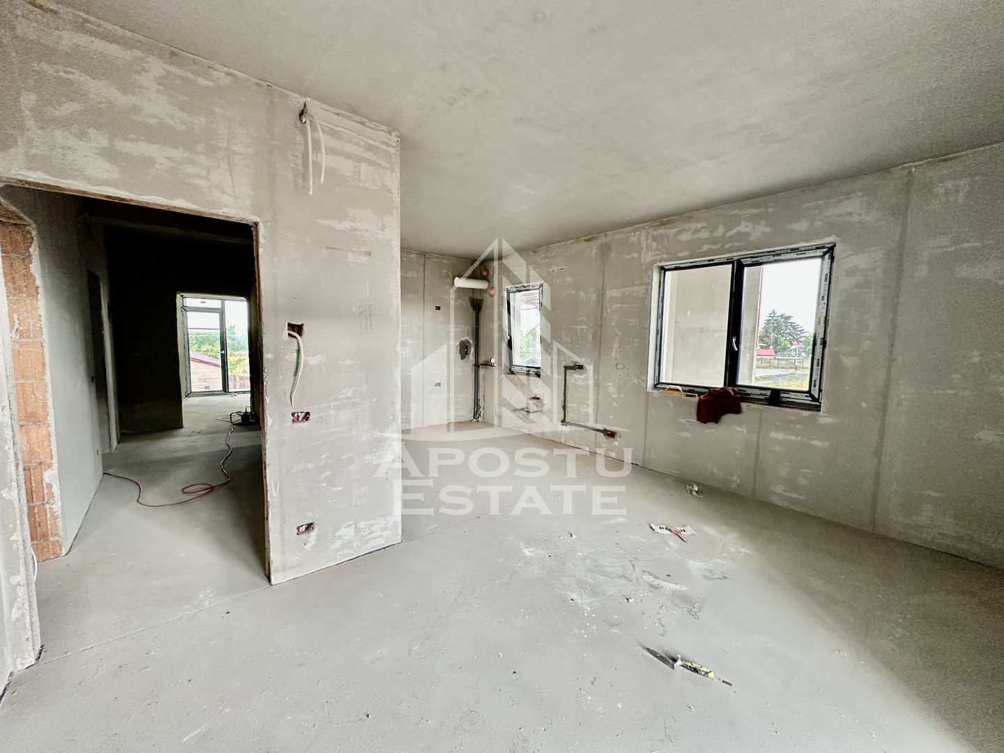 Apartament cu 3 camere, semidecomandat, etaj 1, zona Lidl din Giroc