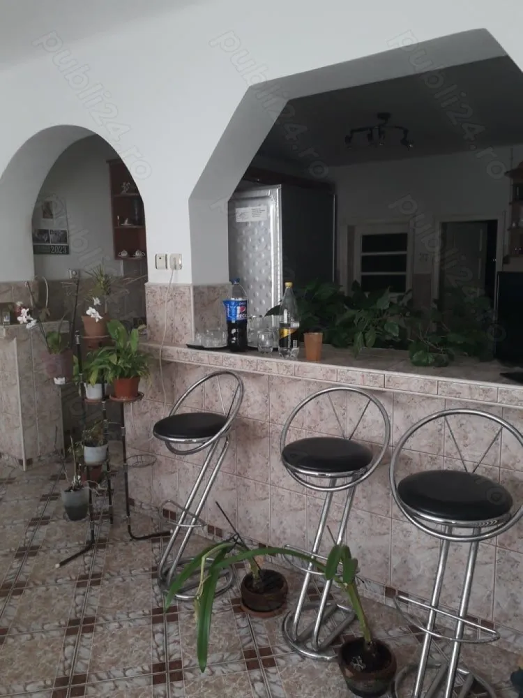 BRASADAS vinde casă in zona Barițiu. - Agentia Imobiliara BRASADAS vinde casă in Satu Mare, zona Barițiu, la 10 minute de centru, pe o stradă liniștită, aproape de piața de vechituri. Front stradal 18 ml. Casa are 4 camere, living, bucătărie, baie. In curte este un garaj dublu, o bucătărie de vară cu o cameră și o baie. Curtea este betonată, boltă de viță de vie peste toată curtea. Casa are in spate teren cu viță de vie, pomi fructiferi. Terenul total este de 33,3 ari. www.brasadas.com. }}