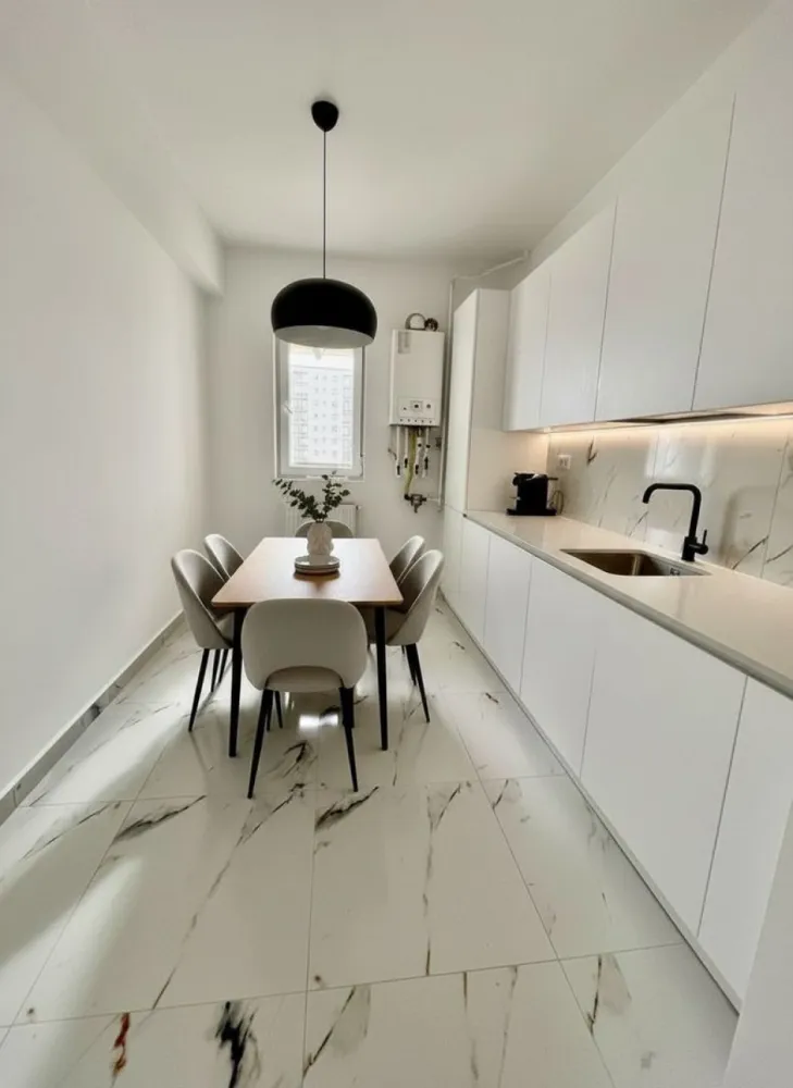 Garsoniera cartier Militari Residence- mutare imediata!! - TVA INCLUS !! Vă prezentăm o garsonieră deosebită, situată în cartierul Militari Residence, într-un bloc modern cu regim de înălțime P+6, poziționat strategic pentru a vă oferi confort și accesibilitate. Detalii proprietate: - Tip: Garsonieră - Etaj: 1 - Finalizata - mutare imediata !! - Locație: Militari Residence Avantaje: - Bloc nou, construit cu materiale de calitate, garantând un standard ridicat de confort. - Poziție excelentă, în imediata apropiere a mijloacelor de transport în comun, pentru o deplasare facilă către orice zonă a orașului. - Acces rapid la instituții educaționale (școli publice), centre comerciale, supermarketuri și mall-uri. - Zonă liniștită, ideală pentru locuit sau investiție. Acum este momentul să achiziționați locuința visurilor dumneavoastră! Contactați-ne pentru mai multe detalii și programarea unei vizionări. }}