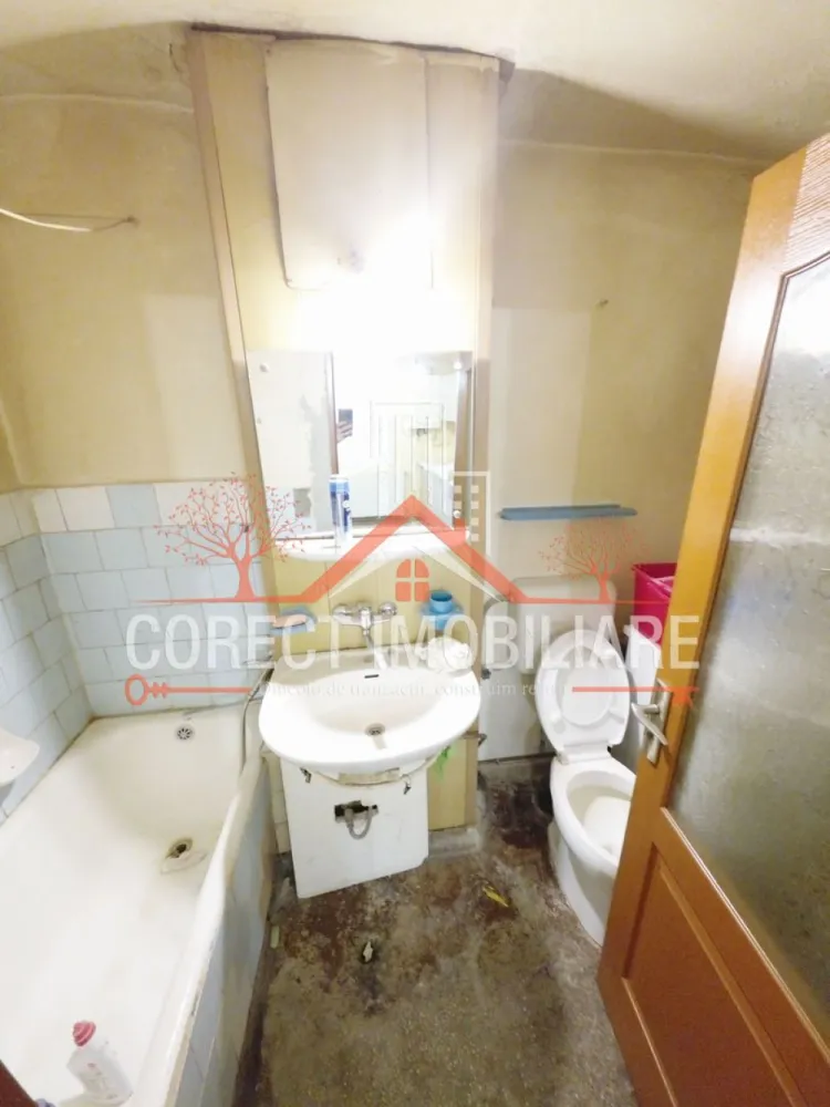 Apartament 1 camere Ion Minulescu - Investiție în Zona 0 – Randament estimat 10% anual Apartament cu 1 cameră, situat la parter, pe strada Ion Minulescu, în imediata vecinătate a Parcului Municipal – una dintre cele mai căutate zone pentru închiriere în regim hotelier. Suprafață utilă: 35,5 mp. Compartimentare practică: bucătărie la intrare, baie și cameră principală. Proprietatea necesită renovare, oferind posibilitatea amenajării personalizate pentru maximizarea randamentului. Estimare regim hotelier: • Tarif mediu: 35–45 €/noapte • Grad ocupare estimat: ~60% • Venit brut anual potențial: ~8.500 € • Randament net estimat: aproximativ 10% anual Preț: 48.000 € negociabil. La cerere, putem facilita echipă de renovare pentru implementare completă. Oportunitate ideală pentru investitori care caută proprietăți bine poziționate, cu potențial solid de cash-flow. }}