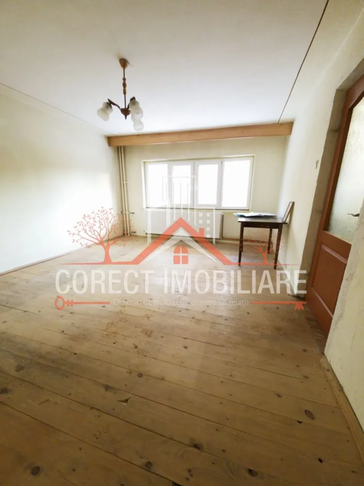 Apartament 1 camere Ion Minulescu - Investiție în Zona 0 – Randament estimat 10% anual Apartament cu 1 cameră, situat la parter, pe strada Ion Minulescu, în imediata vecinătate a Parcului Municipal – una dintre cele mai căutate zone pentru închiriere în regim hotelier. Suprafață utilă: 35,5 mp. Compartimentare practică: bucătărie la intrare, baie și cameră principală. Proprietatea necesită renovare, oferind posibilitatea amenajării personalizate pentru maximizarea randamentului. Estimare regim hotelier: • Tarif mediu: 35–45 €/noapte • Grad ocupare estimat: ~60% • Venit brut anual potențial: ~8.500 € • Randament net estimat: aproximativ 10% anual Preț: 48.000 € negociabil. La cerere, putem facilita echipă de renovare pentru implementare completă. Oportunitate ideală pentru investitori care caută proprietăți bine poziționate, cu potențial solid de cash-flow. }}