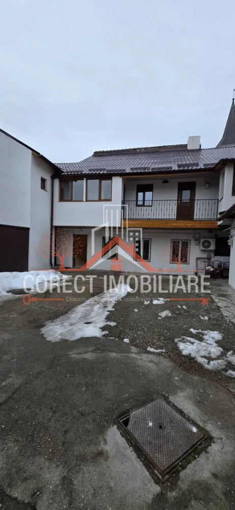 Apartament la casa 72 mp utili etaj 1 Independentei - Eleganță și intimitate – apartament la casă, 2 camere, Bulevardul Independenței Apartament la casă, renovat cu gust și materiale de calitate, situat pe Bulevardul Independenței, într-o zonă apreciată pentru accesibilitate și liniște. Locuința oferă un echilibru reușit între funcționalitate și confort, fiind ideală pentru cei care își doresc intimitatea unei case, fără compromisuri specifice apartamentelor clasice. Un punct forte îl reprezintă terasa de 12 mp, parțial închidebilă, perfectă pentru momente de relaxare sau ca extensie a spațiului de zi. De asemenea, proprietatea dispune de cameră separată pentru spălat și uscat haine, un detaliu rar și extrem de practic. În preț este inclusă o boxă de depozitare generoasă la parter (30 mp), oferind spațiu suficient pentru depozitare, hobby-uri sau echipamente. Imobilul beneficiază de pod spațios, acoperiș nou și loc de parcare. O proprietate bine gândită, caldă și primitoare, gata pentru mutare. Compartimentare: • living • dormitor • bucătărie separată • baie • hol + antreu • terasă 12 mp (parțial închisă) • cameră spălat/uscat haine • boxă depozitare la parter – 30 mp (inclusă în preț) • pod generos • loc de parcare Zonă: Bulevardul Independenței }}