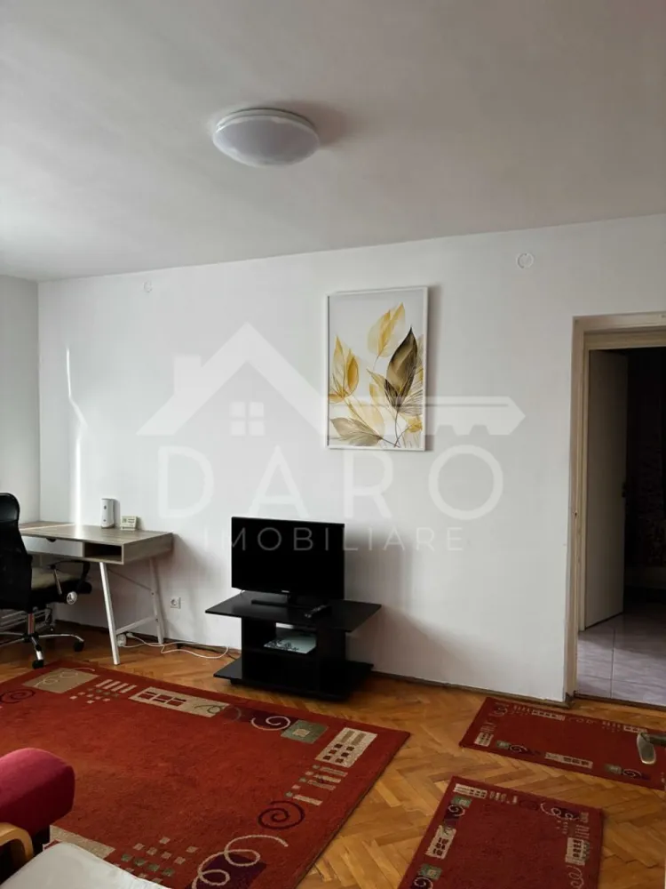 🏡 Apartament 2 camere de vânzare – Cornișa | Aproape de UMF | 109.700 - 🏡 Apartament 2 camere de vânzare – Cornișa | Aproape de UMF | 109.700 € Se oferă spre vânzare un apartament cu 2 camere, situat în cartierul Cornișa, în imediata apropiere a căminelor studențești și a Universității de Medicină și Farmacie. 💶 Preț: 109.700 € (ușor negociabil) 📍 Etaj: 4 din 5 🔑 Disponibil pentru mutare imediată Avantaje locație: 📍 La aproximativ 7–15 minute de mers pe jos până la UMF 📍 Zonă liniștită, cu mult spațiu verde și copaci 📍 Aproape de magazine, restaurante, farmacii și școli 📍 Parcare disponibilă în imediata vecinătate a blocului 💎 Ideal pentru locuință personală sau investiție pentru închiriere către studenți/rezidenți. Dotări și caracteristici: ✔ Complet mobilat ✔ Centrală termică proprie ✔ Aer condiționat (split) ✔ Geamuri termopan ✔ Ușă metalică ✔ Două balcoane ✔ Compartimentare practică și spații luminoase 🤝 Proprietate promovată prin DARO Imobiliare 💳 Vrei să cumperi prin credit? Prin Kiwi Finance beneficiezi de: ✔ analiză GRATUITĂ a eligibilității ✔ acces la oferte de la peste 12 bănci ✔ negocierea dobânzii în favoarea ta ✔ suport complet până la semnarea contractului 📞 Detalii și vizionări: Coman Maria – DARO Imobiliare & Kiwi Finance 📱 0749 535 729 🔑 DARO Imobiliare – găsim proprietatea potrivită. 💳 Kiwi Finance – obținem creditul pentru a o cumpăra. }}