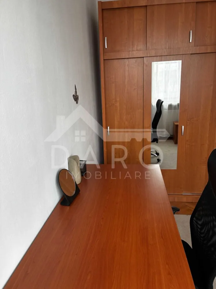 🏡 Apartament 2 camere de vânzare – Cornișa | Aproape de UMF | 109.700 - 🏡 Apartament 2 camere de vânzare – Cornișa | Aproape de UMF | 109.700 € Se oferă spre vânzare un apartament cu 2 camere, situat în cartierul Cornișa, în imediata apropiere a căminelor studențești și a Universității de Medicină și Farmacie. 💶 Preț: 109.700 € (ușor negociabil) 📍 Etaj: 4 din 5 🔑 Disponibil pentru mutare imediată Avantaje locație: 📍 La aproximativ 7–15 minute de mers pe jos până la UMF 📍 Zonă liniștită, cu mult spațiu verde și copaci 📍 Aproape de magazine, restaurante, farmacii și școli 📍 Parcare disponibilă în imediata vecinătate a blocului 💎 Ideal pentru locuință personală sau investiție pentru închiriere către studenți/rezidenți. Dotări și caracteristici: ✔ Complet mobilat ✔ Centrală termică proprie ✔ Aer condiționat (split) ✔ Geamuri termopan ✔ Ușă metalică ✔ Două balcoane ✔ Compartimentare practică și spații luminoase 🤝 Proprietate promovată prin DARO Imobiliare 💳 Vrei să cumperi prin credit? Prin Kiwi Finance beneficiezi de: ✔ analiză GRATUITĂ a eligibilității ✔ acces la oferte de la peste 12 bănci ✔ negocierea dobânzii în favoarea ta ✔ suport complet până la semnarea contractului 📞 Detalii și vizionări: Coman Maria – DARO Imobiliare & Kiwi Finance 📱 0749 535 729 🔑 DARO Imobiliare – găsim proprietatea potrivită. 💳 Kiwi Finance – obținem creditul pentru a o cumpăra. }}