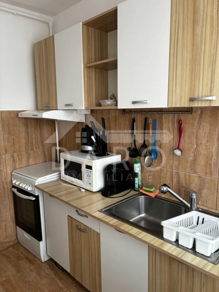 🏡 Apartament 2 camere de vânzare – Cornișa | Aproape de UMF | 109.700 - 🏡 Apartament 2 camere de vânzare – Cornișa | Aproape de UMF | 109.700 € Se oferă spre vânzare un apartament cu 2 camere, situat în cartierul Cornișa, în imediata apropiere a căminelor studențești și a Universității de Medicină și Farmacie. 💶 Preț: 109.700 € (ușor negociabil) 📍 Etaj: 4 din 5 🔑 Disponibil pentru mutare imediată Avantaje locație: 📍 La aproximativ 7–15 minute de mers pe jos până la UMF 📍 Zonă liniștită, cu mult spațiu verde și copaci 📍 Aproape de magazine, restaurante, farmacii și școli 📍 Parcare disponibilă în imediata vecinătate a blocului 💎 Ideal pentru locuință personală sau investiție pentru închiriere către studenți/rezidenți. Dotări și caracteristici: ✔ Complet mobilat ✔ Centrală termică proprie ✔ Aer condiționat (split) ✔ Geamuri termopan ✔ Ușă metalică ✔ Două balcoane ✔ Compartimentare practică și spații luminoase 🤝 Proprietate promovată prin DARO Imobiliare 💳 Vrei să cumperi prin credit? Prin Kiwi Finance beneficiezi de: ✔ analiză GRATUITĂ a eligibilității ✔ acces la oferte de la peste 12 bănci ✔ negocierea dobânzii în favoarea ta ✔ suport complet până la semnarea contractului 📞 Detalii și vizionări: Coman Maria – DARO Imobiliare & Kiwi Finance 📱 0749 535 729 🔑 DARO Imobiliare – găsim proprietatea potrivită. 💳 Kiwi Finance – obținem creditul pentru a o cumpăra. }}