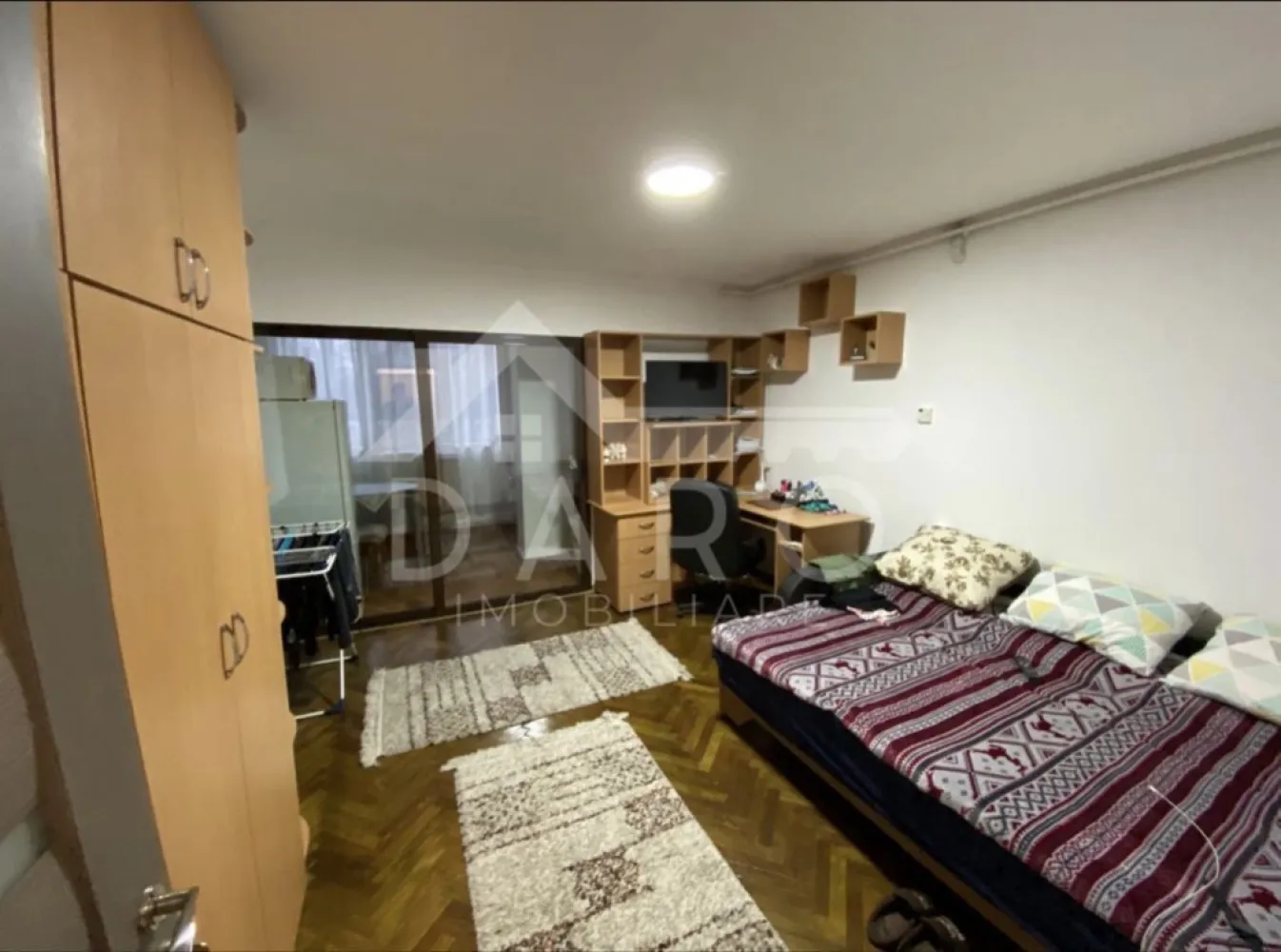 🏡 Garsonieră de închiriat – Aleea Carpați | Aproape de UMF | Disponib - 🏡 Garsonieră de închiriat – Aleea Carpați | Aproape de UMF | Disponibilă din martie Se oferă spre închiriere garsonieră situată pe Aleea Carpați, într-o zonă liniștită și foarte bine poziționată, la câteva minute de Universitatea de Medicină și Farmacie – ideală pentru studenți sau rezidenți. 💶 Chirie: 1.300 lei/lună 💰 Garanție: 1.300 lei 📅 Disponibilă din: martie Dotări: ✔ Centrală termică proprie ✔ Mașină de spălat rufe ✔ Frigider ✔ Aragaz ✔ Cuptor cu microunde Avantaje locație: 📍 Aproape de UMF 📍 Magazine și mijloace de transport în apropiere 📍 Zonă liniștită și accesibilă 💎 Ideală pentru o persoană care caută confort și costuri reduse, aproape de zona universitară. 🤝 Proprietate promovată prin DARO Imobiliare 💳 Vrei ca pe viitor să treci de la chirie la propria locuință? Prin Kiwi Finance beneficiezi de: ✔ analiză GRATUITĂ a eligibilității ✔ acces la oferte de la peste 12 bănci ✔ negocierea dobânzii ✔ suport complet până la semnare 📞 Detalii și vizionări: Coman Maria – DARO Imobiliare & Kiwi Finance 📱 0749 535 729 🔑 DARO Imobiliare – găsim locuința potrivită. 💳 Kiwi Finance – obținem creditul pentru a o cumpăra. }}