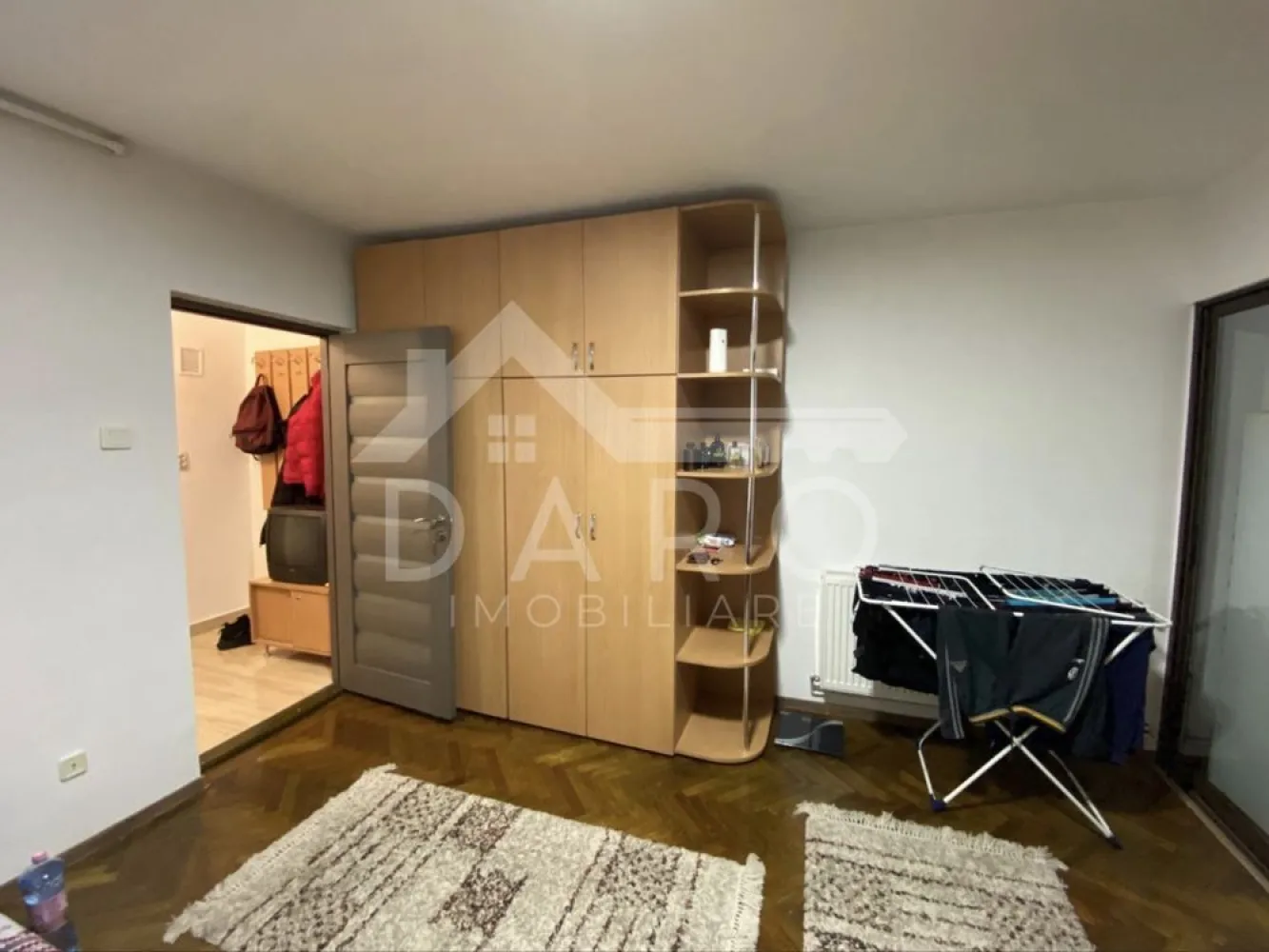 🏡 Garsonieră de închiriat – Aleea Carpați | Aproape de UMF | Disponib - 🏡 Garsonieră de închiriat – Aleea Carpați | Aproape de UMF | Disponibilă din martie Se oferă spre închiriere garsonieră situată pe Aleea Carpați, într-o zonă liniștită și foarte bine poziționată, la câteva minute de Universitatea de Medicină și Farmacie – ideală pentru studenți sau rezidenți. 💶 Chirie: 1.300 lei/lună 💰 Garanție: 1.300 lei 📅 Disponibilă din: martie Dotări: ✔ Centrală termică proprie ✔ Mașină de spălat rufe ✔ Frigider ✔ Aragaz ✔ Cuptor cu microunde Avantaje locație: 📍 Aproape de UMF 📍 Magazine și mijloace de transport în apropiere 📍 Zonă liniștită și accesibilă 💎 Ideală pentru o persoană care caută confort și costuri reduse, aproape de zona universitară. 🤝 Proprietate promovată prin DARO Imobiliare 💳 Vrei ca pe viitor să treci de la chirie la propria locuință? Prin Kiwi Finance beneficiezi de: ✔ analiză GRATUITĂ a eligibilității ✔ acces la oferte de la peste 12 bănci ✔ negocierea dobânzii ✔ suport complet până la semnare 📞 Detalii și vizionări: Coman Maria – DARO Imobiliare & Kiwi Finance 📱 0749 535 729 🔑 DARO Imobiliare – găsim locuința potrivită. 💳 Kiwi Finance – obținem creditul pentru a o cumpăra. }}