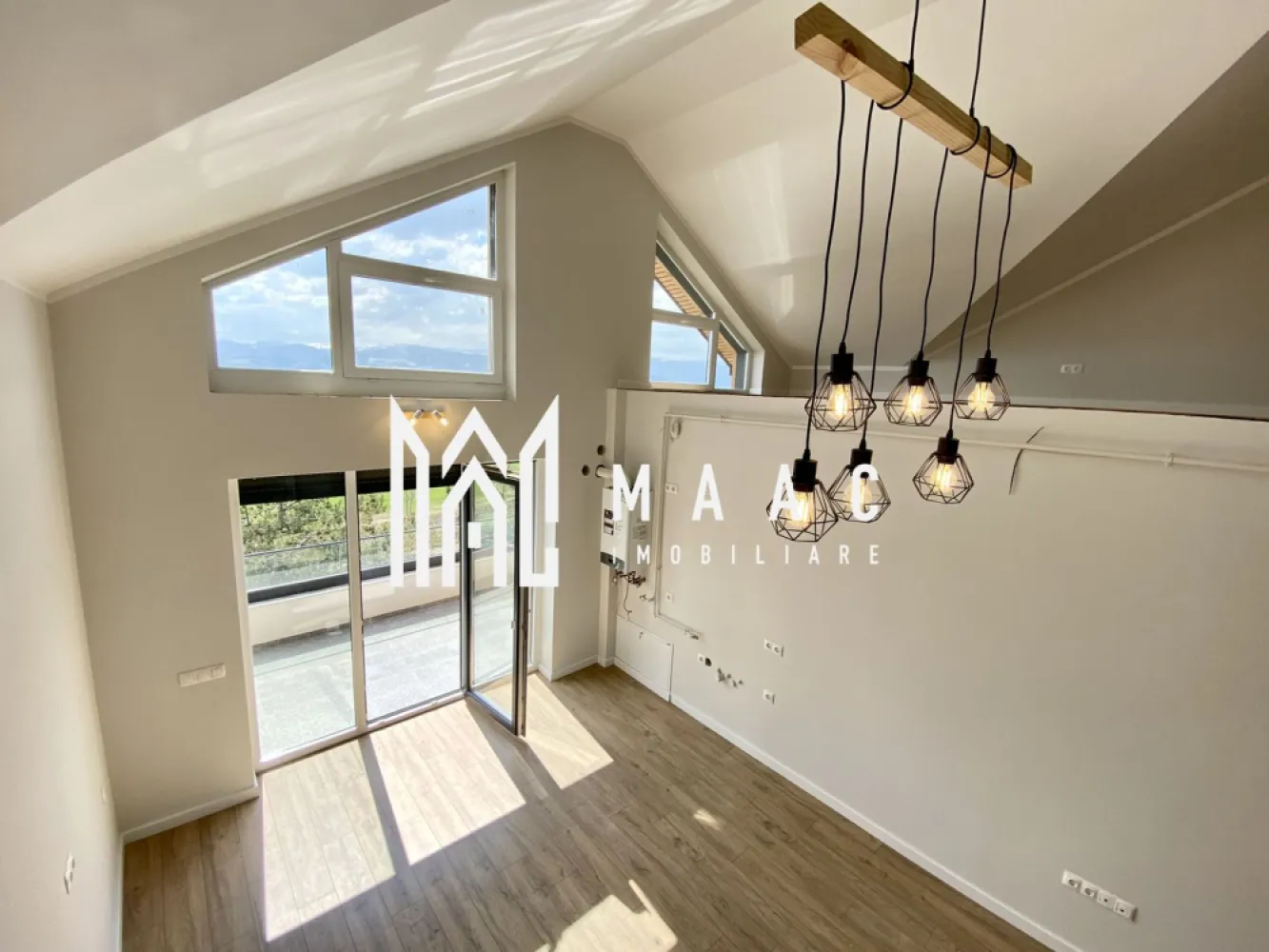 Apartament 4 camere | 133 MP | Parcare | Cartier rezidential - MAAC Imobiliare vă propune spre vânzare un apartament cu 5 camere, situat în noul cartier rezidențial DaVinci Homes, în zona de Vest a orașului Sibiu. Menționăm că fotografiile afișate sunt orientative și ilustrează varianta de predare la cheie, disponibilă opțional, contra cost. Caracteristici: Suprafață utilă: 133.5 mp Terasa de 12.84 mp, cu vedere superbă către munți Situat la etajul 2 al unui imobil cu regim de înălțime redus Living cu înălțime de 5.6 m Încălzire în pardoseală pe toată suprafața Trei băi Loc de parcare inclus Orientare sudică Terasa realizată cu sticlă securizată și sistem eficient de captare a apelor Izolație exterioară cu vată bazaltică, pentru eficiență energetică și confort termic Jaluzele electrice pentru un plus de confort Spații comune finisate premium, inclusiv granit pe casa scării Avantaje ale ansamblului DaVinci Homes Procent ridicat de spații verzi, 45% din suprafață Fațade realizate cu larice siberian și piatră naturală Locuri de joacă moderne, amenajate de dezvoltator Patru căi de acces către ansamblu, optimizând circulația și accesibilitatea. Pentru mai multe detalii precizati telefonic ca ati vazut anuntul cu ID: CP2851461 }}