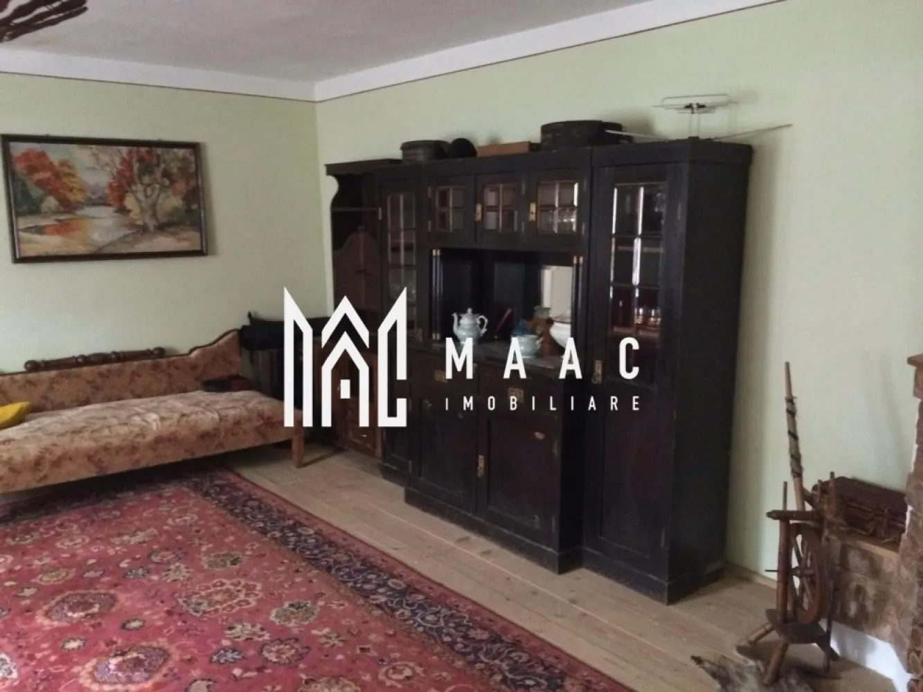 Casă individuală I Rustic I 100 mpu I Curte 2000 mp I Nemșa - MAAC Imobiliare vă prezintă pentru cumpărare o proprietate deosebită în satul Nemșa, jud. Sibiu. Un teren cu suprafața totală de 2000 mpu și o casă construită cu amprenta de 142 mp, formată din: -1 living spațios, 3 dormitoare, 1 bucătărie , 1 baie, 2 cămări , 2 holuri, 1 pivniță de 103 mpu. Curtea de 800 mp utili este alcătuită din următoarele anexe: -1 garaj de 32 mp, 1 grajd de 50 mp, 1 șură de 96 mp, terasă cu grill. Grădina de 1200 metri pătrați lucrată an de an. Construcția a fost renovată în anul 2000, amenajată în stil rustic, mobilată cu mobilier restaurat. Acoperișul a fost reabilitat în anul 2024. Încălzirea se face pe baza sobelor pe gaz cu posibilitatea convertirii pe lemn. Casa este racordată la toate utilitățile. - Această proprietate minunată situată pe teren intravilan de 2000 mp reprezintă o oportunitate excelentă pentru cei care caută un loc liniștit și bine echipat. Cu o întindere vastă, această proprietate oferă intimitate și confort într-un cadru natural deosebit. - Contactați-ne pentru a discuta detaliile acestei oferte imobiliare deosebite și pentru a programa o vizionare, specificând ID CP2366575. }}