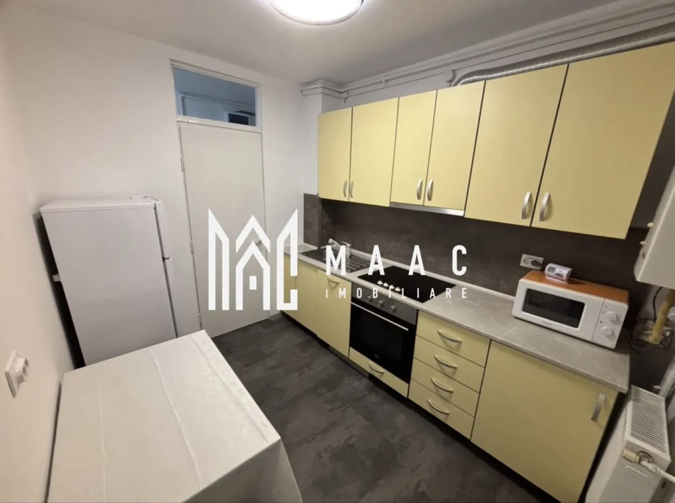 Apartament 2 camere | Balcon | Pivnita | 50 MPU | Central - MAAC Imobiliare vă propune spre închiriere apartament 2 camere decomandate – Central – 50 mp Apartament de închiriat în Sibiu, situat în zonă ultracentrală,aproximativ 10 minute de centrul orașului și 5 minute de facultăți. Poziționarea oferă acces rapid la magazine, transport public și instituții de interes. Date apartament: 2 camere decomandate Suprafață utilă: 50 mp Etaj: 4 Apartament luminos și bine compartimentat Balcon spațios Pivniță inclusă Compartimentare: Bucătărie 2 dormitoare Bai 1 Debara Cămară Balcon Dotări: Plită cu inducție Cuptor Mașină de spălat vase Complet mobilat și utilat Electrocasnice necesare pentru locuire pe termen lung Pentru mai multe detalii precizati telefonic ca ati vazut anuntul cu ID: CP2934155 }}