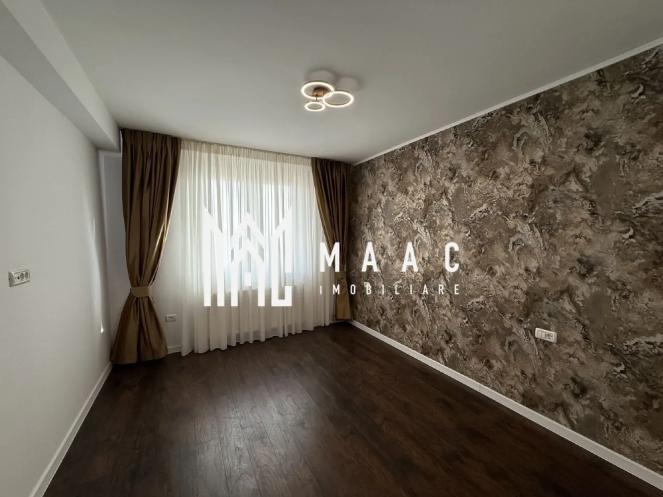 Apartament 3 camere | 150 MP | Balcon | La cheie | 2 Parcari - MAAC Imobiliare vă prezintă un apartament cu 3 camere, situat în Șelimbăr, într-o zonă bine dezvoltată, cu acces rapid către toate facilitățile urbane. Caracteristici: Apartament cu 3 camere, decomandat, dispus pe două niveluri. Suprafață utilă de 150 mp. Etaj 3 din 3. An construcție 2003. Balcon cu suprafața de aproximativ 6 mp. Două locuri de parcare incluse. Compartimentare: Primul nivel este compus din hol de intrare, living spațios, bucătărie separată, un dormitor și două băi. Etajul superior include un dormitor matrimonial și o baie, oferind un plus de intimitate și confort. Dotări și confort: Aer condiționat, pentru un climat interior optim pe tot parcursul anului. Compartimentare eficientă, ideală pentru o familie numeroasă sau pentru cei care își doresc spații largi. Avantaje locație: Zonă foarte bine conectată, cu acces facil către magazine, centre comerciale, școli, grădinițe și alte servicii esențiale. Pentru mai multe detalii precizati telefonic ca ati vazut anuntul cu ID: CP2934016 }}