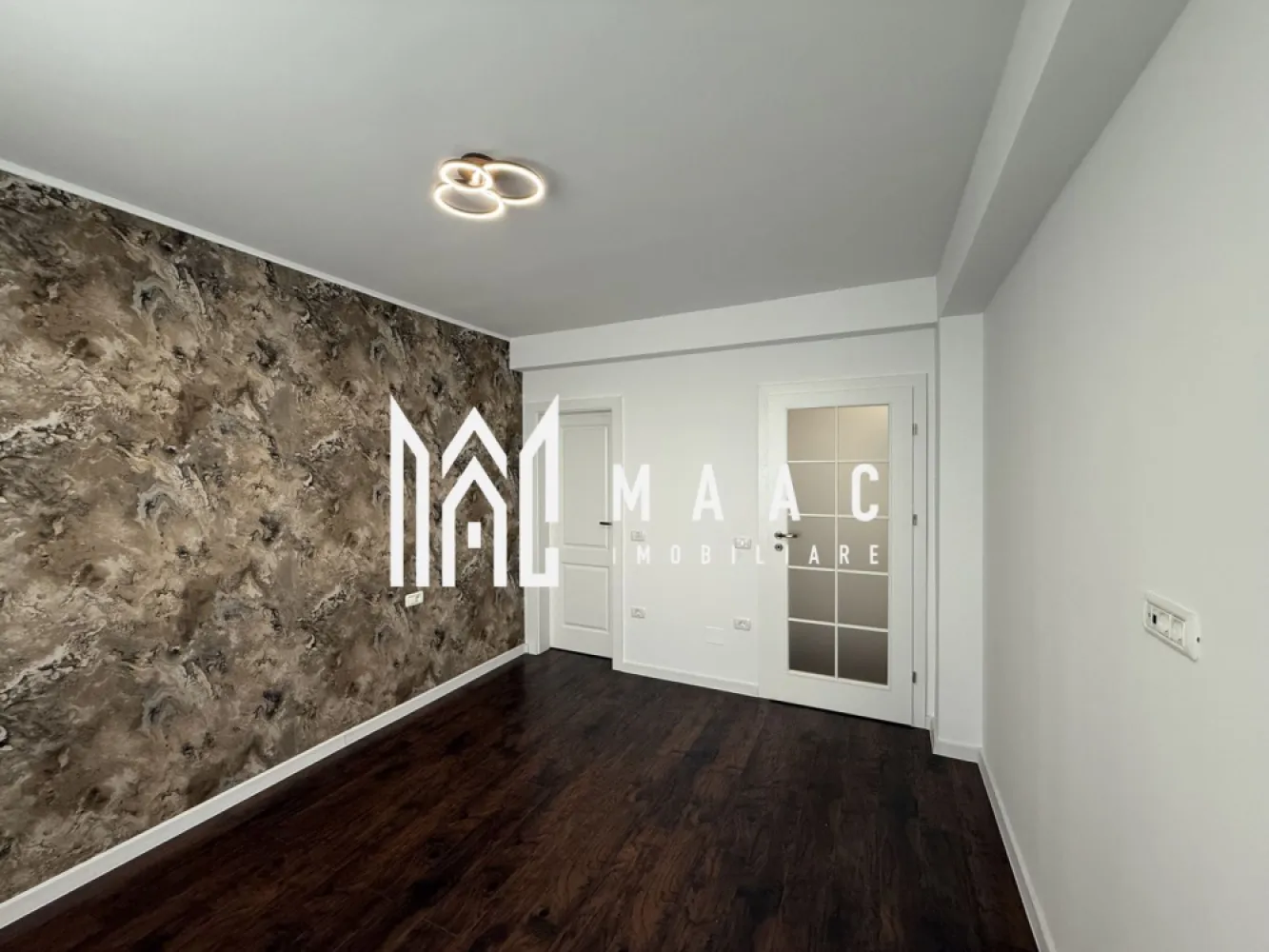 Apartament 3 camere | 150 MP | Balcon | La cheie | 2 Parcari - MAAC Imobiliare vă prezintă un apartament cu 3 camere, situat în Șelimbăr, într-o zonă bine dezvoltată, cu acces rapid către toate facilitățile urbane. Caracteristici: Apartament cu 3 camere, decomandat, dispus pe două niveluri. Suprafață utilă de 150 mp. Etaj 3 din 3. An construcție 2003. Balcon cu suprafața de aproximativ 6 mp. Două locuri de parcare incluse. Compartimentare: Primul nivel este compus din hol de intrare, living spațios, bucătărie separată, un dormitor și două băi. Etajul superior include un dormitor matrimonial și o baie, oferind un plus de intimitate și confort. Dotări și confort: Aer condiționat, pentru un climat interior optim pe tot parcursul anului. Compartimentare eficientă, ideală pentru o familie numeroasă sau pentru cei care își doresc spații largi. Avantaje locație: Zonă foarte bine conectată, cu acces facil către magazine, centre comerciale, școli, grădinițe și alte servicii esențiale. Pentru mai multe detalii precizati telefonic ca ati vazut anuntul cu ID: CP2934016 }}