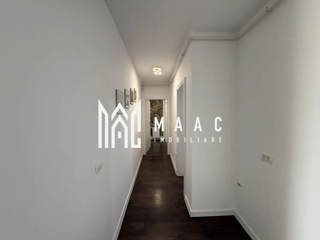 Apartament 3 camere | 150 MP | Balcon | La cheie | 2 Parcari - MAAC Imobiliare vă prezintă un apartament cu 3 camere, situat în Șelimbăr, într-o zonă bine dezvoltată, cu acces rapid către toate facilitățile urbane. Caracteristici: Apartament cu 3 camere, decomandat, dispus pe două niveluri. Suprafață utilă de 150 mp. Etaj 3 din 3. An construcție 2003. Balcon cu suprafața de aproximativ 6 mp. Două locuri de parcare incluse. Compartimentare: Primul nivel este compus din hol de intrare, living spațios, bucătărie separată, un dormitor și două băi. Etajul superior include un dormitor matrimonial și o baie, oferind un plus de intimitate și confort. Dotări și confort: Aer condiționat, pentru un climat interior optim pe tot parcursul anului. Compartimentare eficientă, ideală pentru o familie numeroasă sau pentru cei care își doresc spații largi. Avantaje locație: Zonă foarte bine conectată, cu acces facil către magazine, centre comerciale, școli, grădinițe și alte servicii esențiale. Pentru mai multe detalii precizati telefonic ca ati vazut anuntul cu ID: CP2934016 }}