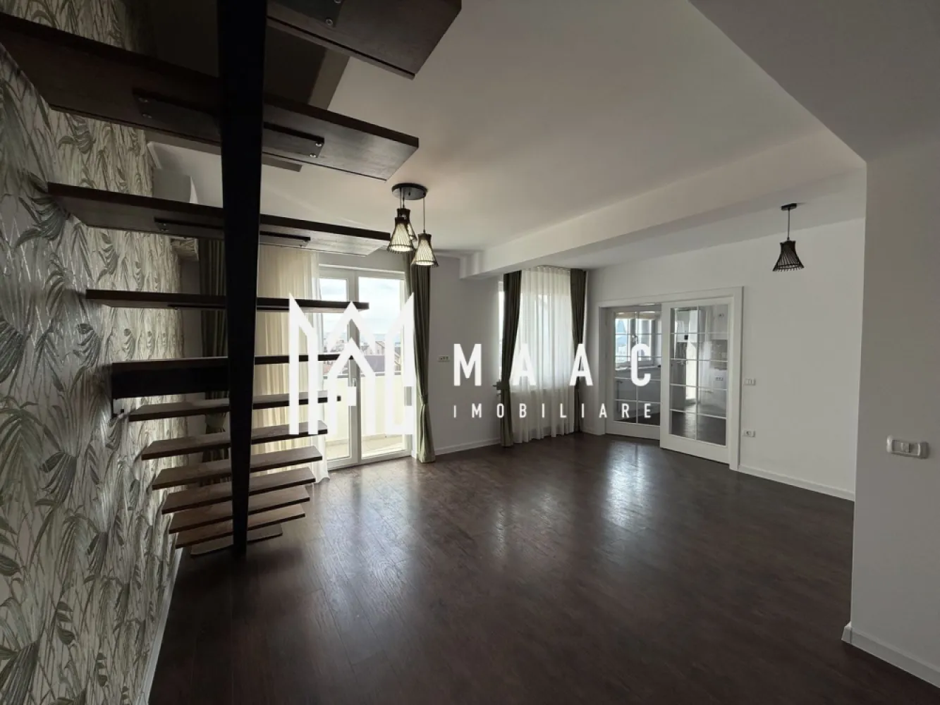Apartament 3 camere | 150 MP | Balcon | La cheie | 2 Parcari - MAAC Imobiliare vă prezintă un apartament cu 3 camere, situat în Șelimbăr, într-o zonă bine dezvoltată, cu acces rapid către toate facilitățile urbane. Caracteristici: Apartament cu 3 camere, decomandat, dispus pe două niveluri. Suprafață utilă de 150 mp. Etaj 3 din 3. An construcție 2003. Balcon cu suprafața de aproximativ 6 mp. Două locuri de parcare incluse. Compartimentare: Primul nivel este compus din hol de intrare, living spațios, bucătărie separată, un dormitor și două băi. Etajul superior include un dormitor matrimonial și o baie, oferind un plus de intimitate și confort. Dotări și confort: Aer condiționat, pentru un climat interior optim pe tot parcursul anului. Compartimentare eficientă, ideală pentru o familie numeroasă sau pentru cei care își doresc spații largi. Avantaje locație: Zonă foarte bine conectată, cu acces facil către magazine, centre comerciale, școli, grădinițe și alte servicii esențiale. Pentru mai multe detalii precizati telefonic ca ati vazut anuntul cu ID: CP2934016 }}