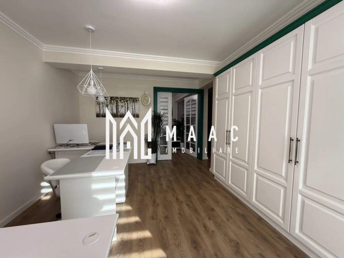 Apartament 2 camere | Gradina 150 MP | 2 Parcari | Terasa - MAAC Imobiliare vă prezintă un apartament cu 2 camere și grădină privată, situat în Șelimbăr. Caracteristici: Apartament cu 2 camere, amplasat la parterul unui imobil cu regim de înălțime P+3. Suprafață utilă de 54 mp. Grădină privată cu suprafața de aproximativ 150 mp. Două locuri de parcare incluse. An construcție 2003. Compartimentare semidecomandată. În prezent, apartamentul funcționează ca birou, fiind ușor adaptabil pentru locuință. Compartimentare: Hol de acces, cu ieșire directă către grădină. Living și dormitor. Bucătărie separată. Baie dotată cu cabină de duș. Dotări și confort: Încălzire în pardoseală. Curte proprie ideală pentru relaxare, activități în aer liber sau amenajare zonă verde. Avantaje locație În apropiere se regăsesc magazine, centre comerciale, școli, grădinițe și alte servicii esențiale. Pentru mai multe detalii precizati telefonic ca ati vazut anuntul cu ID: CP2933980 }}