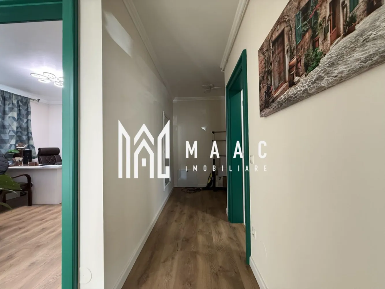 Apartament 2 camere | Gradina 150 MP | 2 Parcari | Terasa - MAAC Imobiliare vă prezintă un apartament cu 2 camere și grădină privată, situat în Șelimbăr. Caracteristici: Apartament cu 2 camere, amplasat la parterul unui imobil cu regim de înălțime P+3. Suprafață utilă de 54 mp. Grădină privată cu suprafața de aproximativ 150 mp. Două locuri de parcare incluse. An construcție 2003. Compartimentare semidecomandată. În prezent, apartamentul funcționează ca birou, fiind ușor adaptabil pentru locuință. Compartimentare: Hol de acces, cu ieșire directă către grădină. Living și dormitor. Bucătărie separată. Baie dotată cu cabină de duș. Dotări și confort: Încălzire în pardoseală. Curte proprie ideală pentru relaxare, activități în aer liber sau amenajare zonă verde. Avantaje locație În apropiere se regăsesc magazine, centre comerciale, școli, grădinițe și alte servicii esențiale. Pentru mai multe detalii precizati telefonic ca ati vazut anuntul cu ID: CP2933980 }}