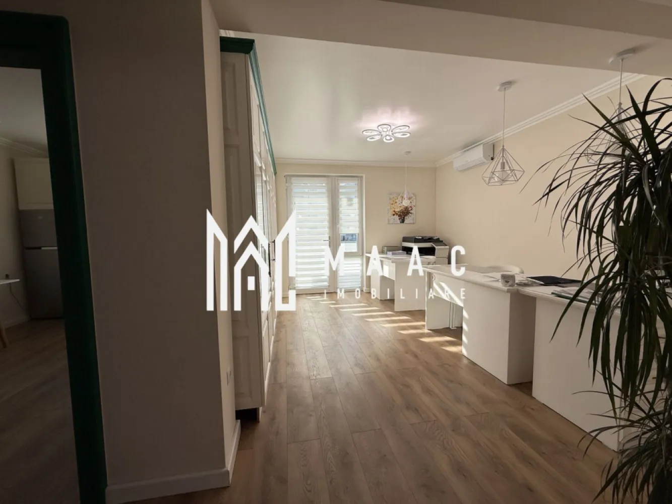 Apartament 2 camere | Gradina 150 MP | 2 Parcari | Terasa - MAAC Imobiliare vă prezintă un apartament cu 2 camere și grădină privată, situat în Șelimbăr. Caracteristici: Apartament cu 2 camere, amplasat la parterul unui imobil cu regim de înălțime P+3. Suprafață utilă de 54 mp. Grădină privată cu suprafața de aproximativ 150 mp. Două locuri de parcare incluse. An construcție 2003. Compartimentare semidecomandată. În prezent, apartamentul funcționează ca birou, fiind ușor adaptabil pentru locuință. Compartimentare: Hol de acces, cu ieșire directă către grădină. Living și dormitor. Bucătărie separată. Baie dotată cu cabină de duș. Dotări și confort: Încălzire în pardoseală. Curte proprie ideală pentru relaxare, activități în aer liber sau amenajare zonă verde. Avantaje locație În apropiere se regăsesc magazine, centre comerciale, școli, grădinițe și alte servicii esențiale. Pentru mai multe detalii precizati telefonic ca ati vazut anuntul cu ID: CP2933980 }}