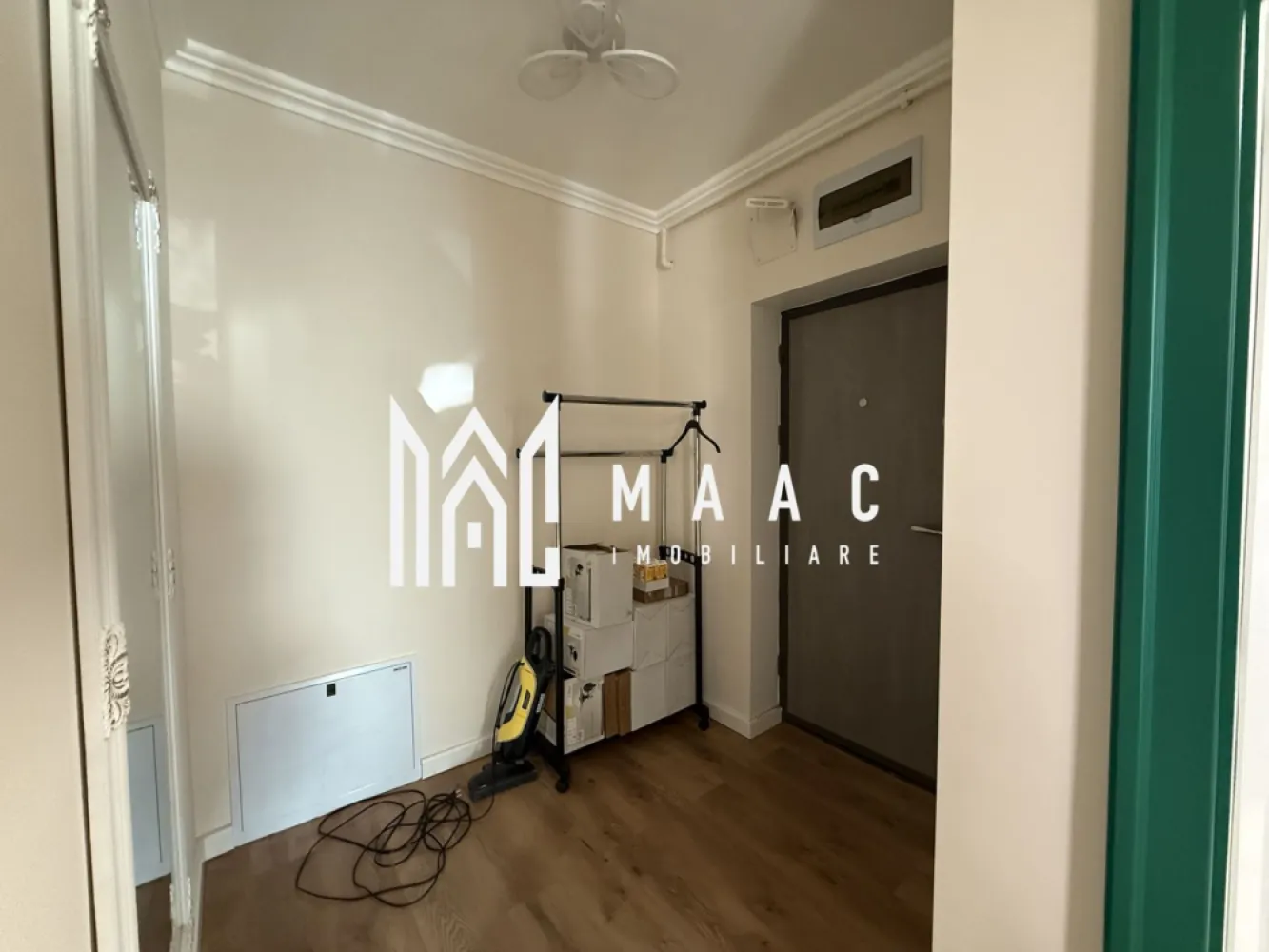 Apartament 2 camere | Gradina 150 MP | 2 Parcari | Terasa - MAAC Imobiliare vă prezintă un apartament cu 2 camere și grădină privată, situat în Șelimbăr. Caracteristici: Apartament cu 2 camere, amplasat la parterul unui imobil cu regim de înălțime P+3. Suprafață utilă de 54 mp. Grădină privată cu suprafața de aproximativ 150 mp. Două locuri de parcare incluse. An construcție 2003. Compartimentare semidecomandată. În prezent, apartamentul funcționează ca birou, fiind ușor adaptabil pentru locuință. Compartimentare: Hol de acces, cu ieșire directă către grădină. Living și dormitor. Bucătărie separată. Baie dotată cu cabină de duș. Dotări și confort: Încălzire în pardoseală. Curte proprie ideală pentru relaxare, activități în aer liber sau amenajare zonă verde. Avantaje locație În apropiere se regăsesc magazine, centre comerciale, școli, grădinițe și alte servicii esențiale. Pentru mai multe detalii precizati telefonic ca ati vazut anuntul cu ID: CP2933980 }}