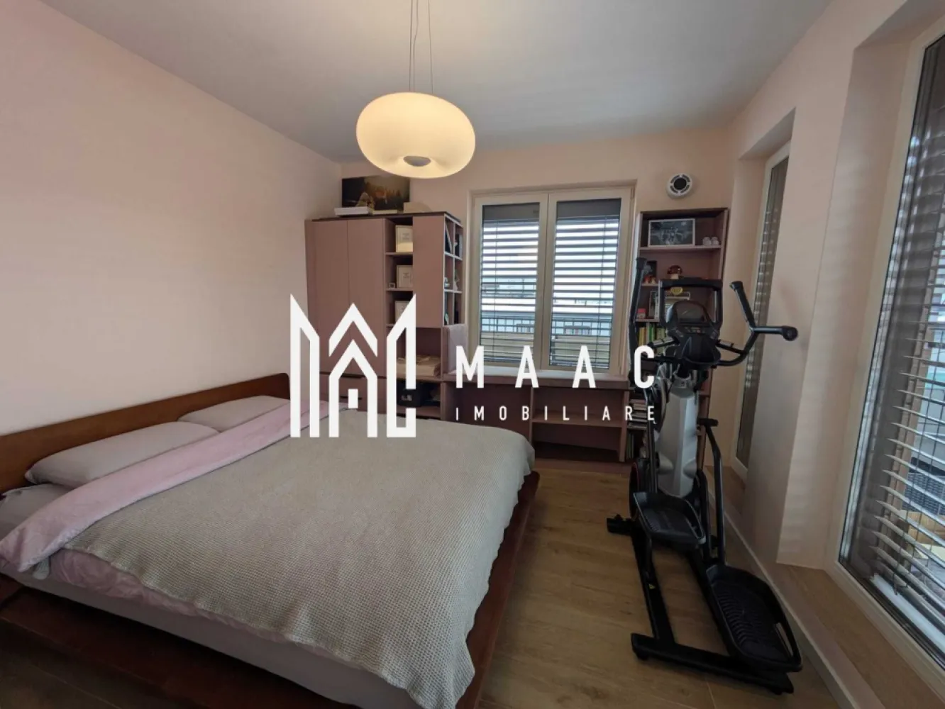 Penthouse 3 Camere | 60Mp | 2 Locuri de Parcare | Vedere Panoramica - MAAC Imobiliare vă prezintă un penthouse premium – confort, tehnologie și lifestyle la superlativ Zonă Turnișor – Sibiu Etaj 4, cu lift din garaj până la nivel Se vinde un apartament tip penthouse, conceput pentru persoane care își doresc confort real, eficiență, tehnologie integrată și zero investiții după mutare. O proprietate rară, realizată la standard premium, unde fiecare detaliu a fost atent gândit. Date principale Suprafață utilă: 60 mp Terasă spectaculoasă: 40 mp 2 locuri de parcare în garaj subteran Boxă amenajată cu rafturi Costuri reduse de întreținere Se vinde complet mobilat și utilat Concept & Poziționare Apartamentul este ideal: Persoane care lucrează de acasă Cei care caută o locuință „de retragere”, unde totul este deja realizat la standard premium Materiale durabile, ușor de întreținut, echipamente de top și soluții smart integrate – totul pregătit pentru un stil de viață modern. Dotări Premium incluse în preț Tehnologie & Smart Home Jaluzele exterioare electrice Somfy Iluminat smart complet Govee (dimmable, RGB, temperatură reglabilă) Întrerupătoare & prize touch Livolo Încălzire în pardoseală cu termostat smart Sistem climatizare inverter Daikin Emura 18.000 BTU 2 sisteme ventilație cu recuperare de căldură PRANA Dezumidificatoare + umidificatoare cu purificare HEPA Alecoair Filtre profesionale apă Aquator Robot aspirator/mop Roborock Majoritatea echipamentelor sunt controlabile din aplicație sau telecomandă. Bucătărie & Electrocasnice Electrocasnice premium Miele & Bosch Blaturi și contrablat din compozit Insulă centrală Espressor automat Gaggia Magenta Milk Mobilier & Design Mobilă premium MDF mat, feronerie profesională Blum Uși Porta Doors (filomuro, antifonică 37 dB, sticlă mată) Termopane mari Rehau Gresie & faianță Paradyz Riflaj acustic din lemn de tec Perete decorativ din trunchi de mesteacăn cu mușchi stabilizat Rigips antifonant dublat Dormitor matrimonial Pat din lemn masiv, esență tare Saltea profesională hotelieră 160x200 (valoare ~13.000 RON) Cameră copil Pat 120x200 lemn masiv Scară sport cu bară tracțiuni Pereți antifonați Bai WC smart cu bideu integrat Lavoar dublu Cabină duș cu geam și sistem de ventilație dedicat Terasă panoramică – un spațiu de lifestyle Cei 40 mp de terasă devin o extensie reală a livingului: Vedere deschisă către Sibiu și Munții Făgăraș Marchiză electrică 4,5 x 5 m Zonă BBQ (grătar electric Ninja) Paturi înălțate pentru verdețur Zonă dining + șezlonguri Un spațiu rar întâlnit în Turnișor – privat, aerisit, luminos, cu panoramă largă. Proprietatea se vinde exact ca în prezentare, cu majoritatea dotărilor incluse. Ideală pentru cineva care dorește să se mute fără investiții suplimentare. Pentru mai multe detalii sau pentru programarea unei vizionări, vă rugăm să ne contactați specificând ID:CP2933183 }}