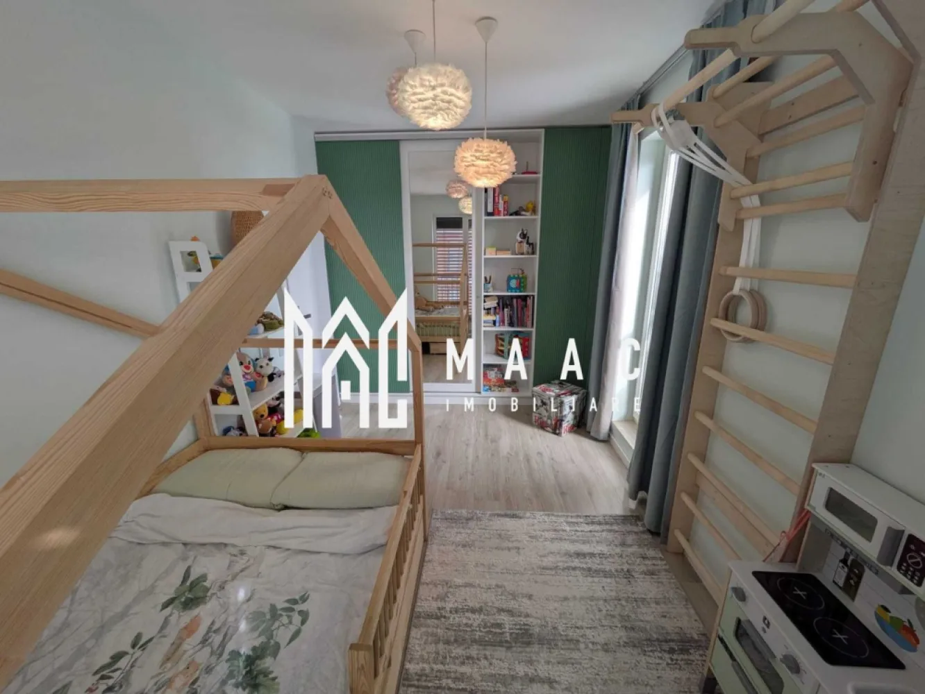 Penthouse 3 Camere | 60Mp | 2 Locuri de Parcare | Vedere Panoramica - MAAC Imobiliare vă prezintă un penthouse premium – confort, tehnologie și lifestyle la superlativ Zonă Turnișor – Sibiu Etaj 4, cu lift din garaj până la nivel Se vinde un apartament tip penthouse, conceput pentru persoane care își doresc confort real, eficiență, tehnologie integrată și zero investiții după mutare. O proprietate rară, realizată la standard premium, unde fiecare detaliu a fost atent gândit. Date principale Suprafață utilă: 60 mp Terasă spectaculoasă: 40 mp 2 locuri de parcare în garaj subteran Boxă amenajată cu rafturi Costuri reduse de întreținere Se vinde complet mobilat și utilat Concept & Poziționare Apartamentul este ideal: Persoane care lucrează de acasă Cei care caută o locuință „de retragere”, unde totul este deja realizat la standard premium Materiale durabile, ușor de întreținut, echipamente de top și soluții smart integrate – totul pregătit pentru un stil de viață modern. Dotări Premium incluse în preț Tehnologie & Smart Home Jaluzele exterioare electrice Somfy Iluminat smart complet Govee (dimmable, RGB, temperatură reglabilă) Întrerupătoare & prize touch Livolo Încălzire în pardoseală cu termostat smart Sistem climatizare inverter Daikin Emura 18.000 BTU 2 sisteme ventilație cu recuperare de căldură PRANA Dezumidificatoare + umidificatoare cu purificare HEPA Alecoair Filtre profesionale apă Aquator Robot aspirator/mop Roborock Majoritatea echipamentelor sunt controlabile din aplicație sau telecomandă. Bucătărie & Electrocasnice Electrocasnice premium Miele & Bosch Blaturi și contrablat din compozit Insulă centrală Espressor automat Gaggia Magenta Milk Mobilier & Design Mobilă premium MDF mat, feronerie profesională Blum Uși Porta Doors (filomuro, antifonică 37 dB, sticlă mată) Termopane mari Rehau Gresie & faianță Paradyz Riflaj acustic din lemn de tec Perete decorativ din trunchi de mesteacăn cu mușchi stabilizat Rigips antifonant dublat Dormitor matrimonial Pat din lemn masiv, esență tare Saltea profesională hotelieră 160x200 (valoare ~13.000 RON) Cameră copil Pat 120x200 lemn masiv Scară sport cu bară tracțiuni Pereți antifonați Bai WC smart cu bideu integrat Lavoar dublu Cabină duș cu geam și sistem de ventilație dedicat Terasă panoramică – un spațiu de lifestyle Cei 40 mp de terasă devin o extensie reală a livingului: Vedere deschisă către Sibiu și Munții Făgăraș Marchiză electrică 4,5 x 5 m Zonă BBQ (grătar electric Ninja) Paturi înălțate pentru verdețur Zonă dining + șezlonguri Un spațiu rar întâlnit în Turnișor – privat, aerisit, luminos, cu panoramă largă. Proprietatea se vinde exact ca în prezentare, cu majoritatea dotărilor incluse. Ideală pentru cineva care dorește să se mute fără investiții suplimentare. Pentru mai multe detalii sau pentru programarea unei vizionări, vă rugăm să ne contactați specificând ID:CP2933183 }}