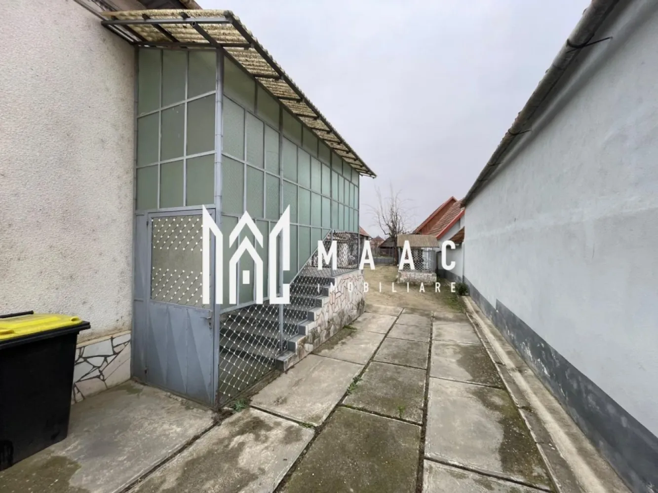 Casă I Teren de 4.500 mp I Anexe I Seica Mare - MAAC Imobiliare propune spre vânzare o proprietate deosebită situată în Șeica Mare, jud. Sibiu – ideală pentru locuire, investiție sau dezvoltare. Proprietatea se remarcă printr-un teren generos de 4.500 mp, cu deschidere la două străzi, oferind multiple posibilități de utilizare și compartimentare. O parcelă separată de 2.500 mp este complet îngrădită și dispune de poartă de acces, fiind ideală pentru grădină, livadă, spații de recreere sau extindere. Casa principală (aprox. 160 mp) este complet funcțională și bine compartimentată: 6 camere 5 dormitoare 3 bucătării 3 băi Demisol Garaj Sura și hambar din beton Toate utilitățile: apă, gaz, curent, canalizare, internet Locuința poate satisface nevoile unei familii numeroase sau poate fi adaptată pentru activități turistice, servicii, birouri sau închiriere. Pe lângă locuința principală, proprietatea include două căsuțe individuale, fiecare compusă din: o cameră o baie Acestea pot deservi funcțiuni precum locuințe pentru oaspeți, birouri separate, spații de lucru sau unități de închiriat. Avantaje majore ale proprietății: Teren amplu, cu acces pe două fronturi Construcții solide, funcționale Posibilități multiple de extindere și investiție Zonă liniștită, bine conectată Utilități complete Ideală pentru proiecte familiale, agroturistice sau dezvoltări pe termen lung Localitatea Șeica Mare este bine poziționată între Sibiu și Mediaș, cu acces facil la DN14. Zona este apreciată pentru liniște, aer curat și comunitate stabilă. Dispune de infrastructură completă și se pretează celor care caută spațiu, intimitate și potențial de dezvoltare. Pentru detalii suplimentare, consultanță sau programarea unei vizionări, va rugăm să ne contactati specificand ID: CP2851450. }}