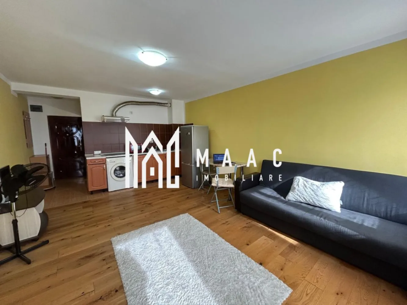 Garsonieră modernă de vânzare, 28 mp utili I Zona Ștefan cel Mare - Sibiu - MAAC Imobiliare va propune spre vanzare o garsonieră cochetă, cu o suprafață utilă de 28 mp, situată în zona Ștefan cel Mare – Sibiu, la etajul 2 din 6 al unui imobil dotat cu lift. 🔹 Compartimentare practică și eficientă: Cameră spațioasă și luminoasă Bucătărie open-space, complet mobilată și utilată Baie separată, dotată cu duș 🔹 Dotări și finisaje: Bucătărie echipată cu plită electrică, hotă, frigider și mașină de spălat Pardoseală din lemn triplu stratificat în cameră Gresie și faianță în baie și zona de bucătărie Locuința este ideală atât pentru investiție (închiriere), cât și pentru locuit, datorită poziționării într-o zonă bine conectată la mijloace de transport, magazine și alte puncte de interes. 📞 Pentru mai multe detalii si programarea unei vizionari va rugam sa specificati ID: CP2931569. }}