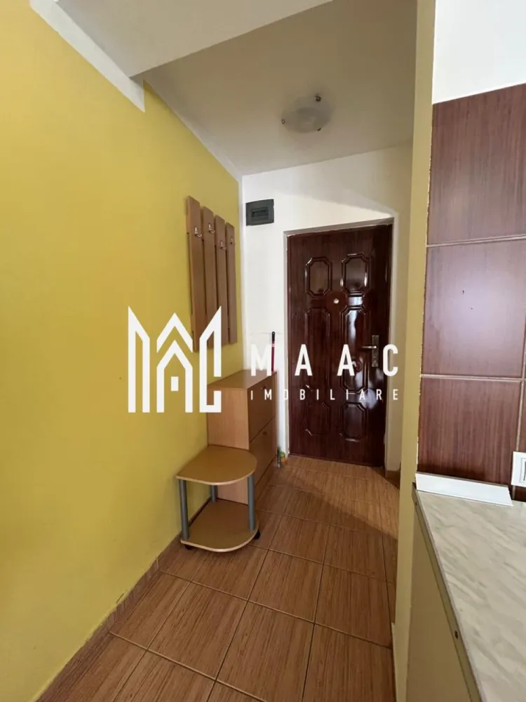 Garsonieră modernă de vânzare, 28 mp utili I Zona Ștefan cel Mare - Sibiu - MAAC Imobiliare va propune spre vanzare o garsonieră cochetă, cu o suprafață utilă de 28 mp, situată în zona Ștefan cel Mare – Sibiu, la etajul 2 din 6 al unui imobil dotat cu lift. 🔹 Compartimentare practică și eficientă: Cameră spațioasă și luminoasă Bucătărie open-space, complet mobilată și utilată Baie separată, dotată cu duș 🔹 Dotări și finisaje: Bucătărie echipată cu plită electrică, hotă, frigider și mașină de spălat Pardoseală din lemn triplu stratificat în cameră Gresie și faianță în baie și zona de bucătărie Locuința este ideală atât pentru investiție (închiriere), cât și pentru locuit, datorită poziționării într-o zonă bine conectată la mijloace de transport, magazine și alte puncte de interes. 📞 Pentru mai multe detalii si programarea unei vizionari va rugam sa specificati ID: CP2931569. }}